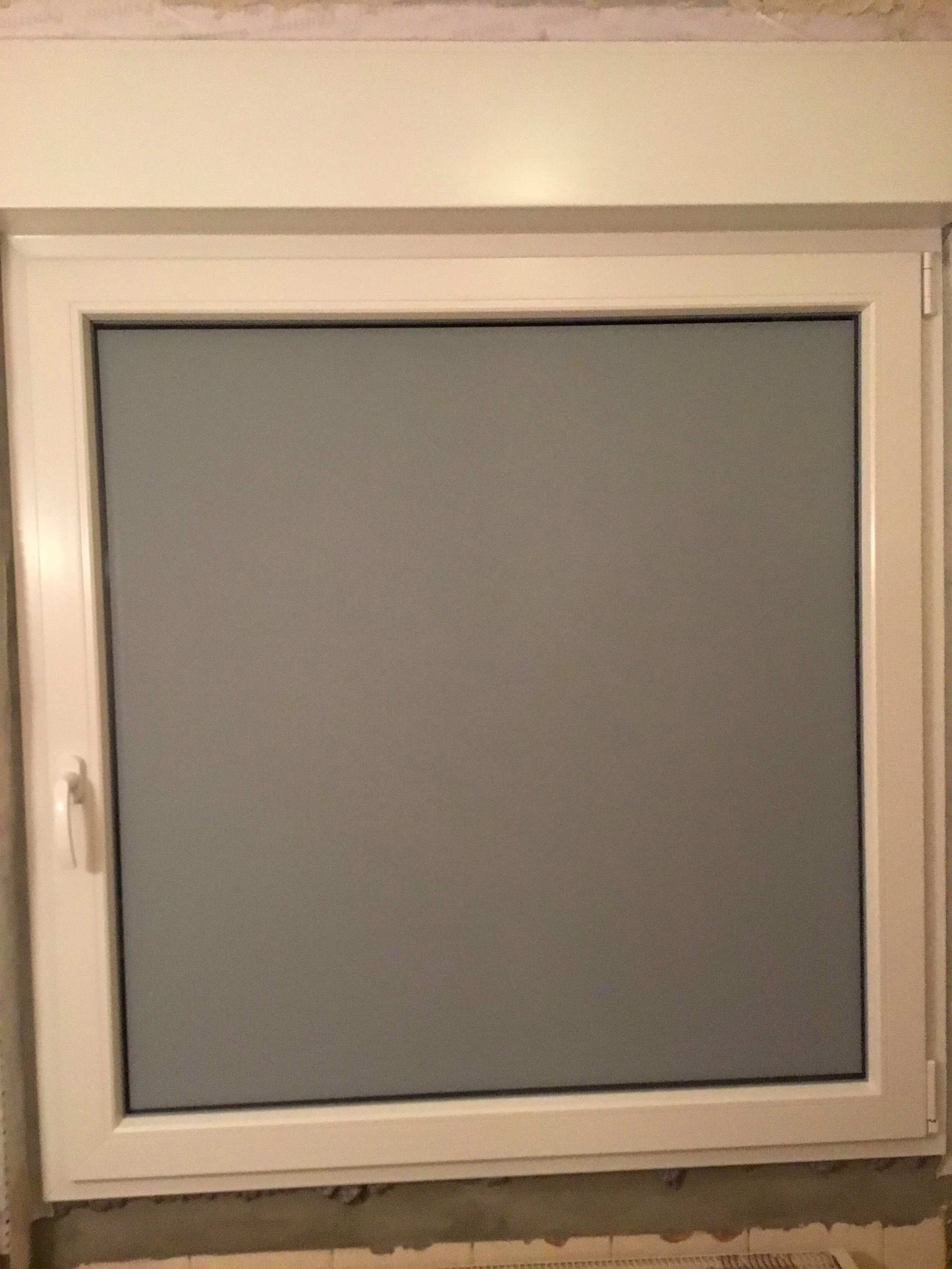 Adhäsionsfolie weiß matt blickdicht auf einem kleinen Fenster
