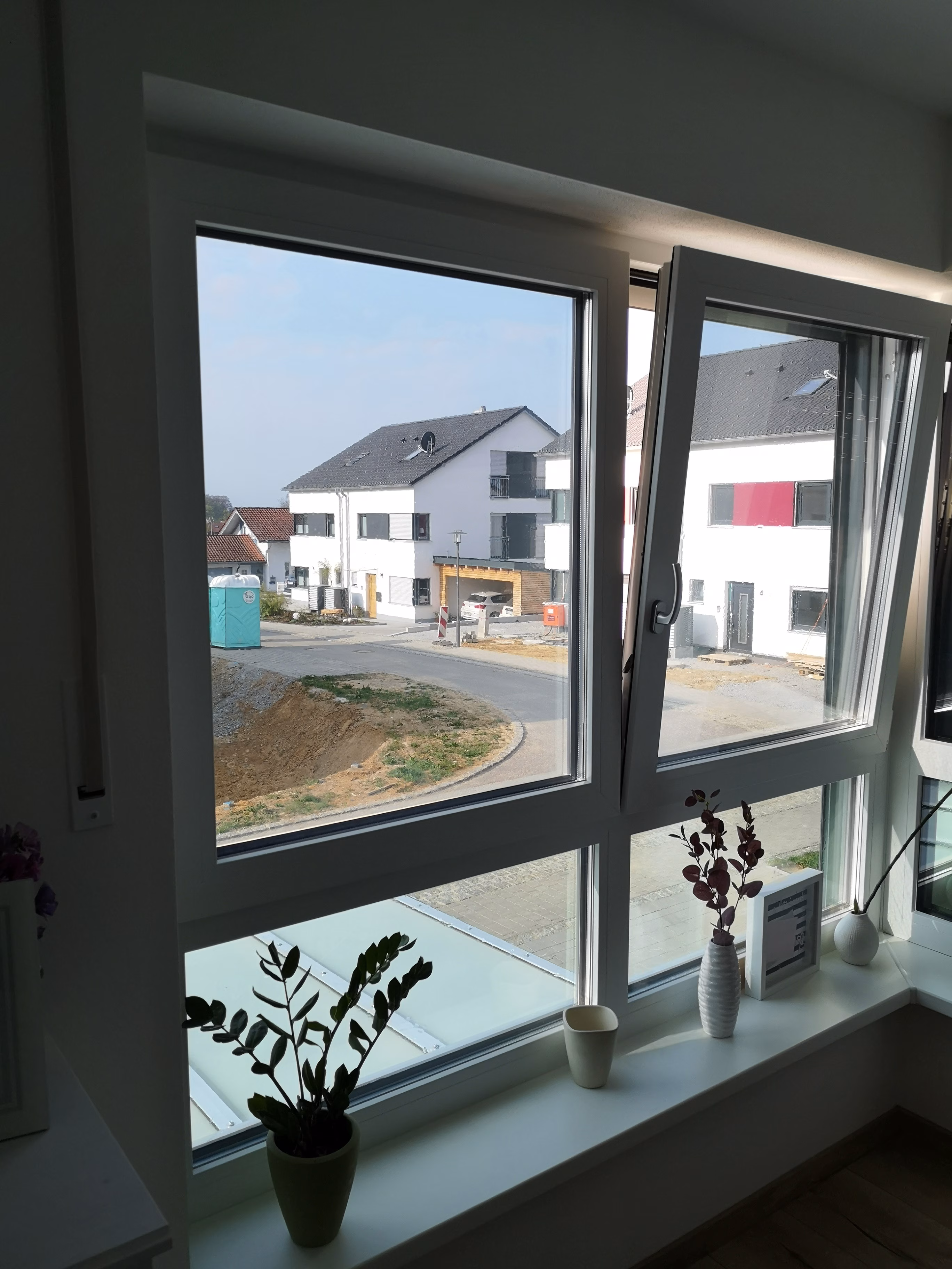 Innenansicht einer angebrachten Sonnenschutzfolie im Neubaugebiet