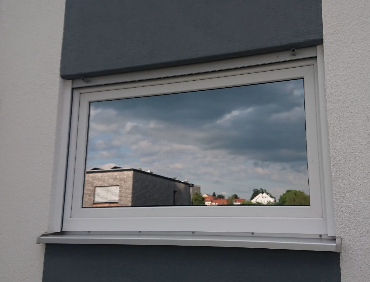 Reflexion eines mit Spionspiegelfolie versehenem Fensters