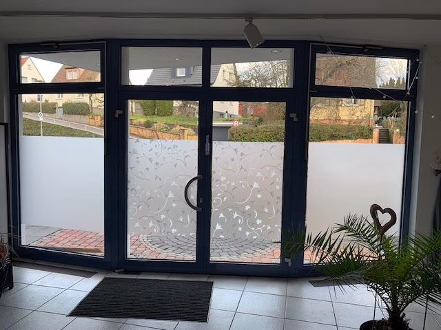 Adhäsionsfolie, transparent matt mit weißen Blumen (geprägt)