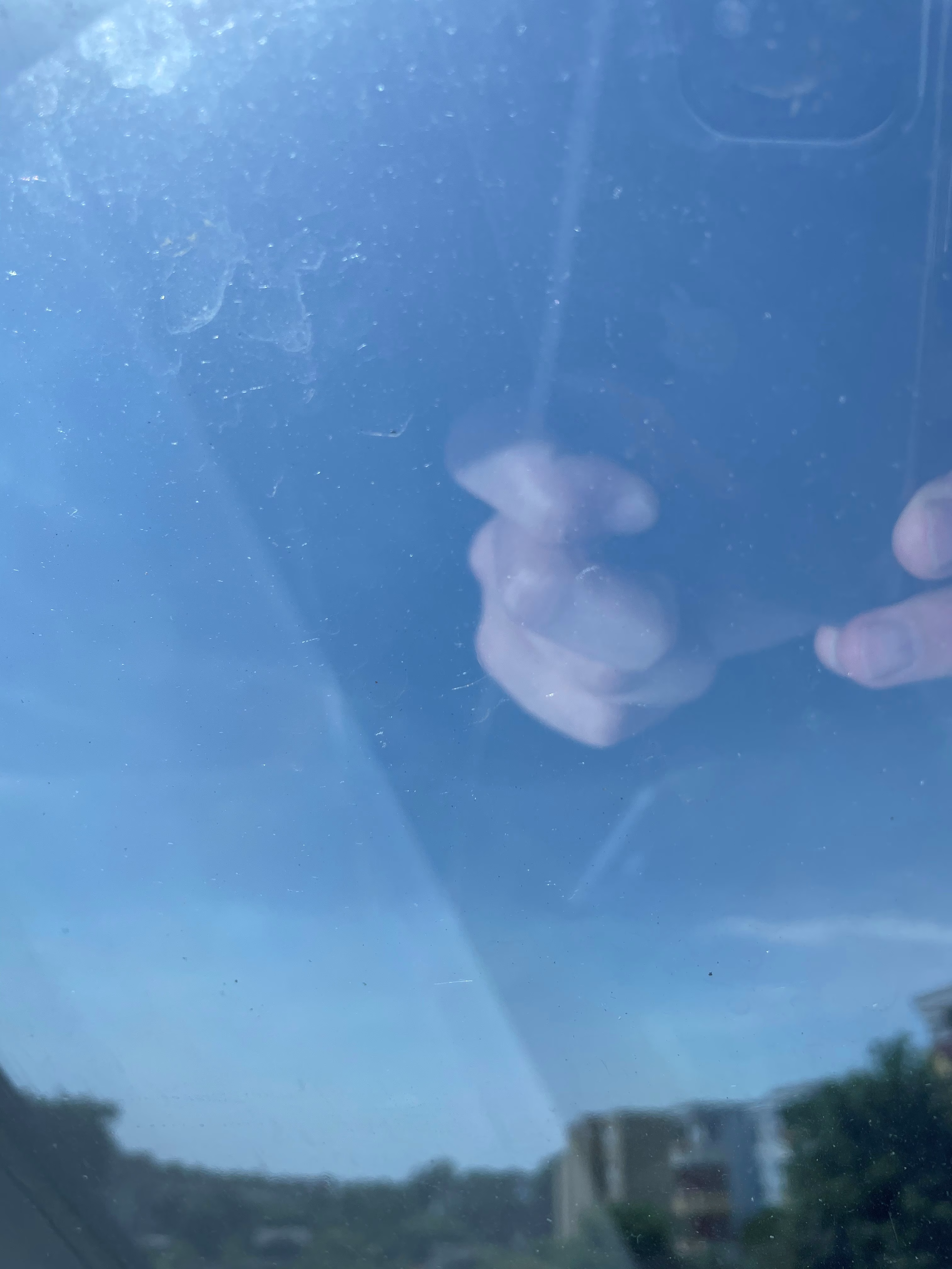 Sonnenschutzfolie auf einem Dachfenster von außen montiert