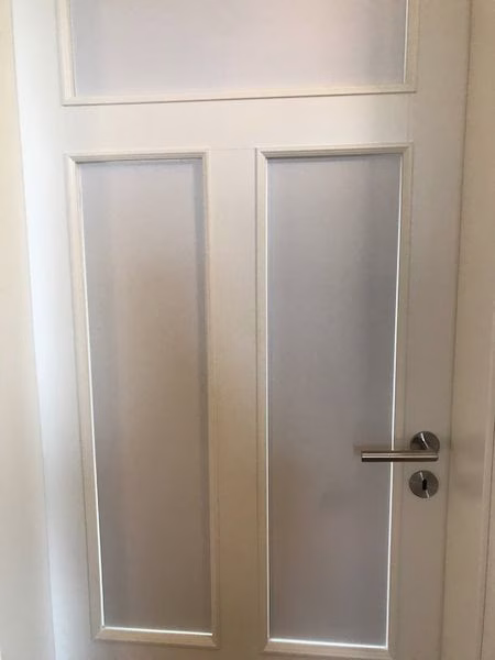 Kleberlose Blockout Folie in weiß/lichtgrau