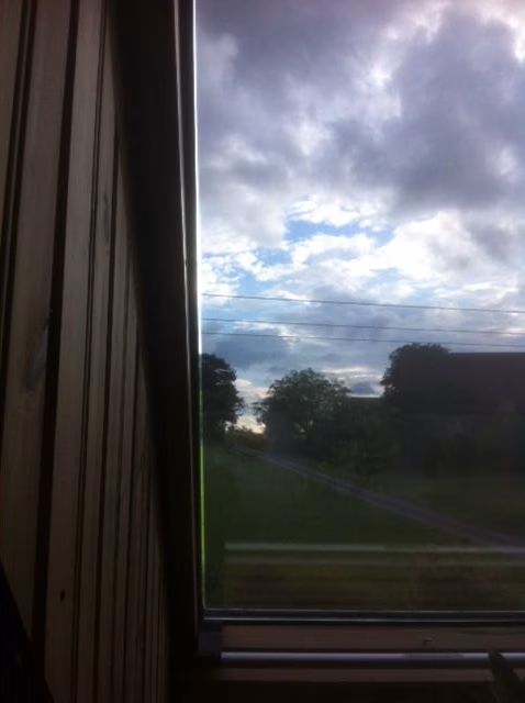 Perfekt passende Sonnenschutzfolie an einem Dachfenster - Innenansicht