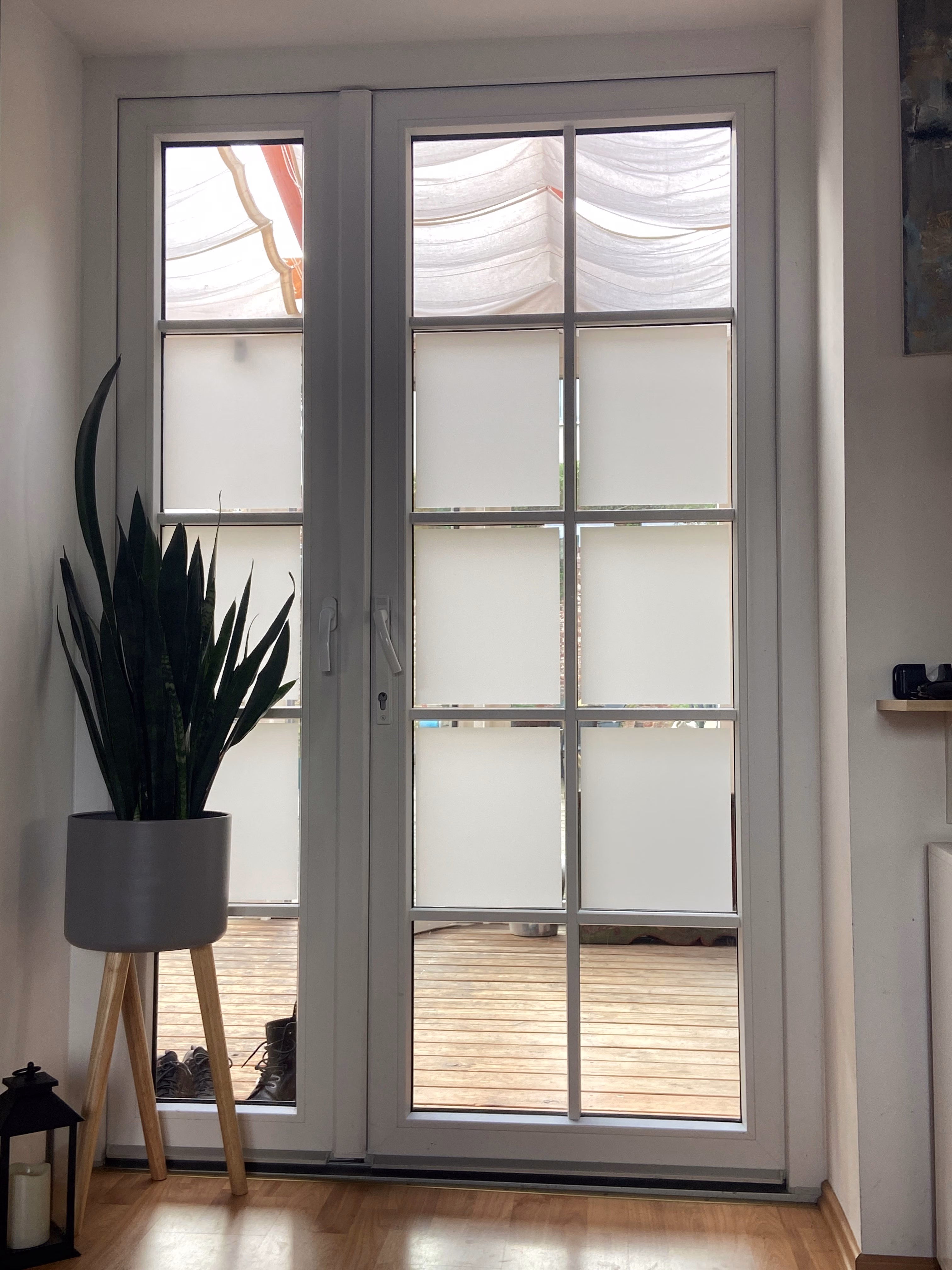 Sichtschutzfolie für eine Glastür in Milchglasoptik