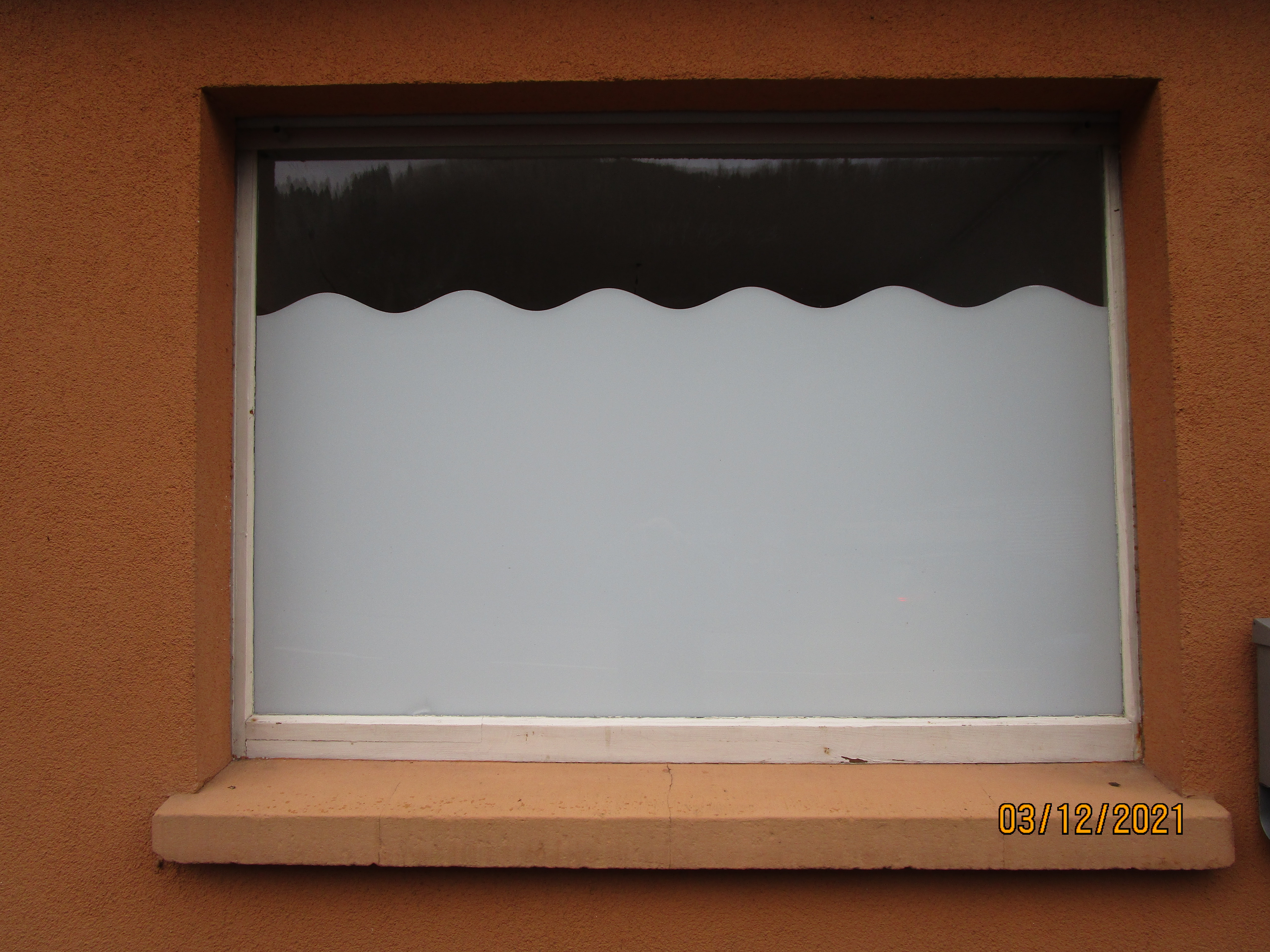 Weiße Sichtschutzfolie mit Wellen am Rand