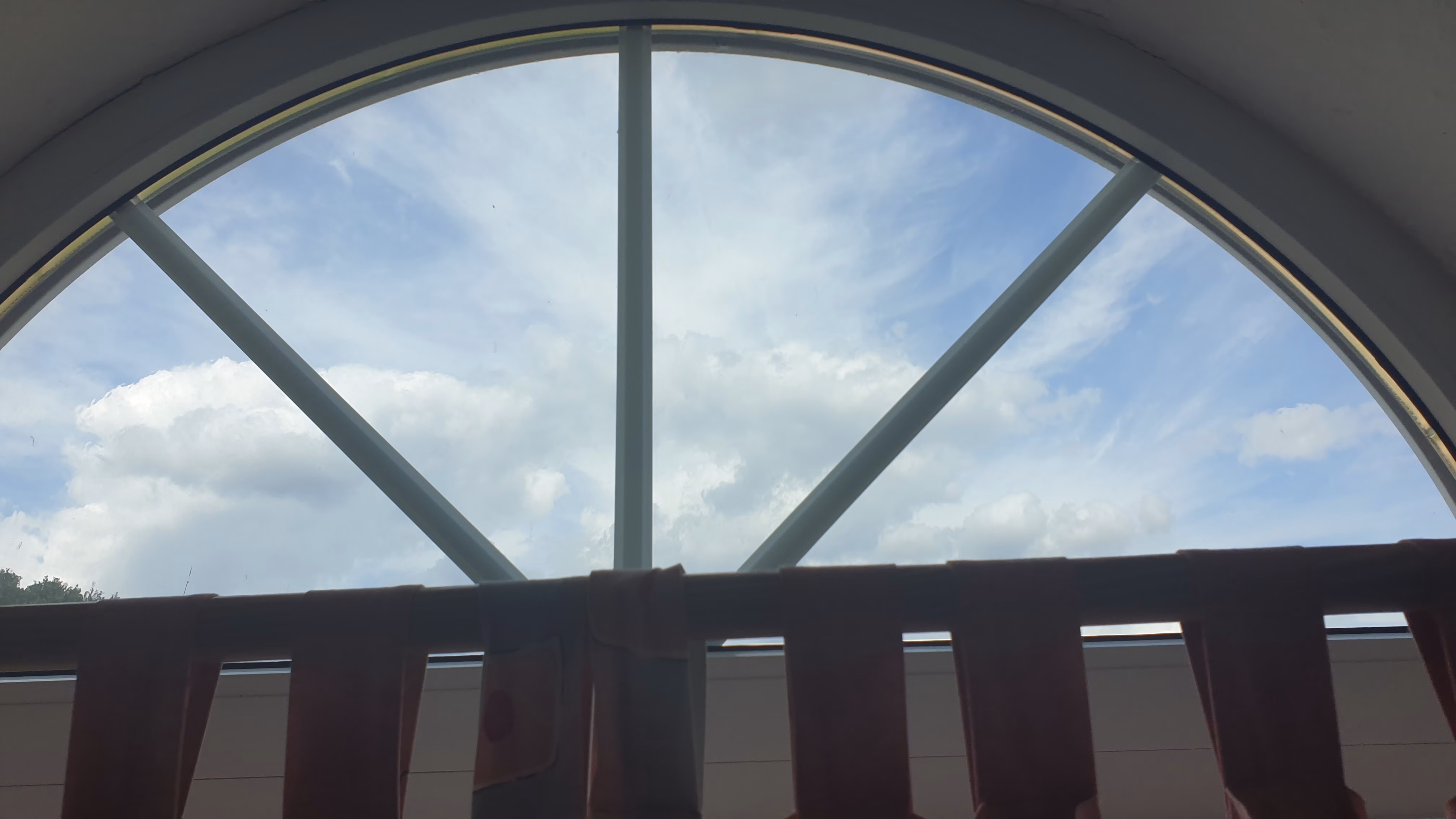 Sonnenschutzfolie auf einem Rundbogenfenster