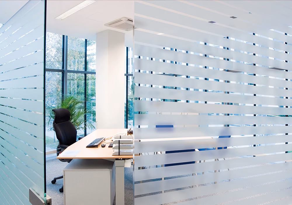 Sichtschutzfolie mit Streifen auf einem Raumtrenner aus Glas