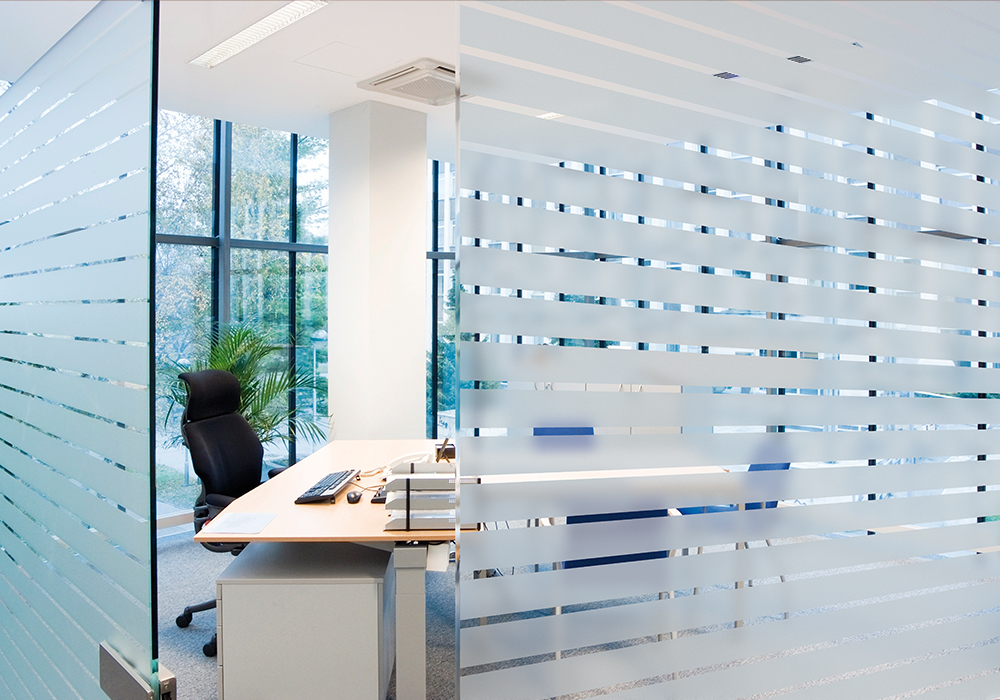 Sichtschutzfolie mit Streifen auf einem Raumtrenner aus Glas