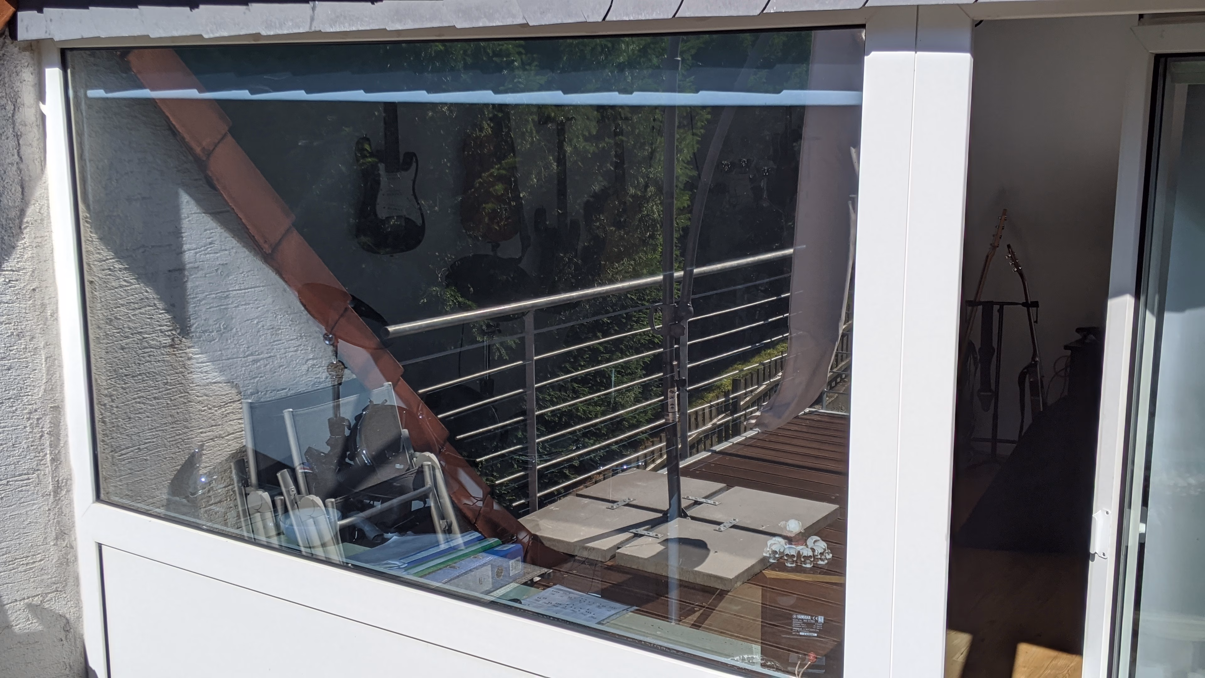 Außenansicht einer Hitzeschutzfolie an einem Terrassenfenster