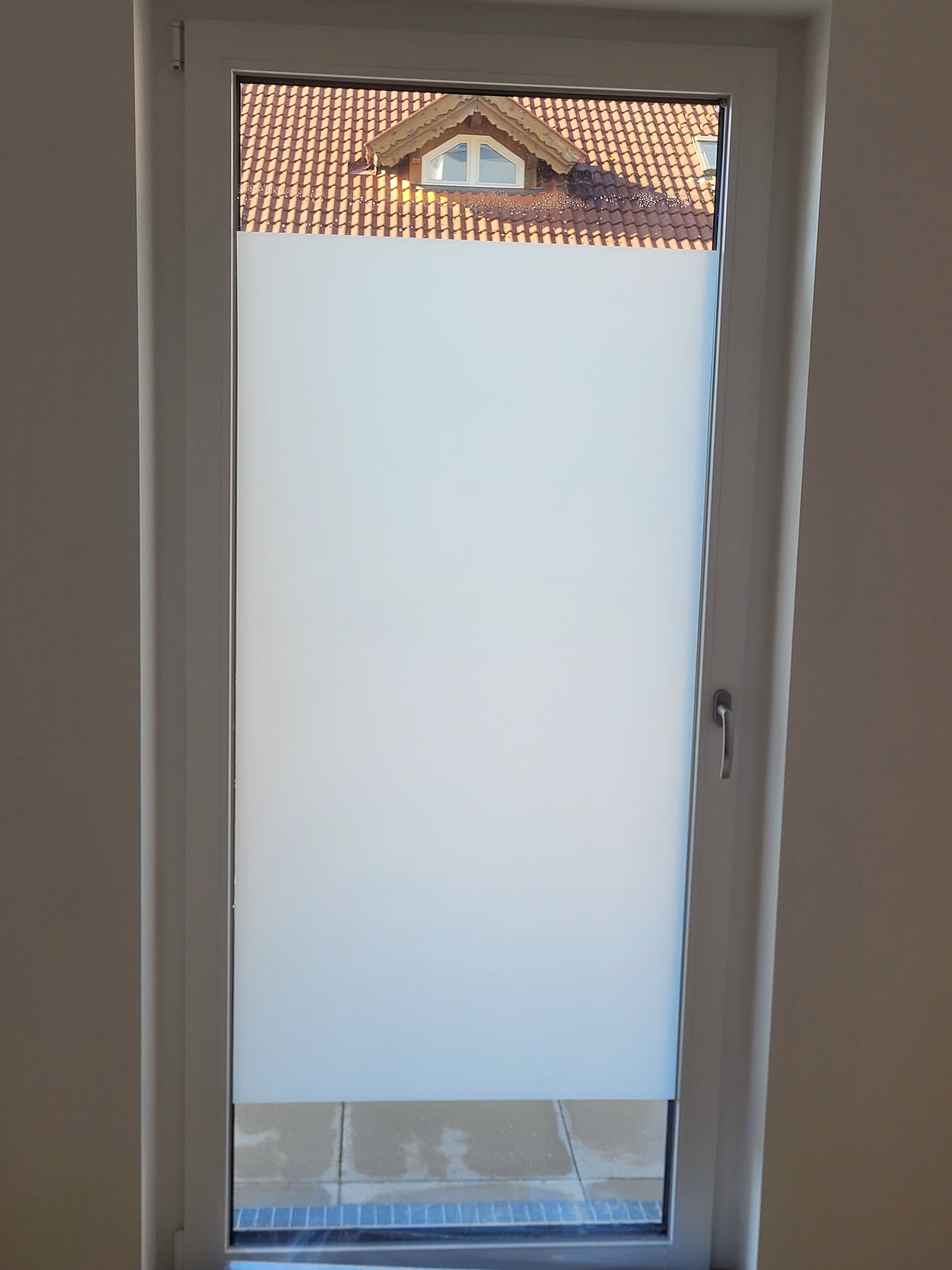 Blickdichte Adhäsionsfolie am Fenster