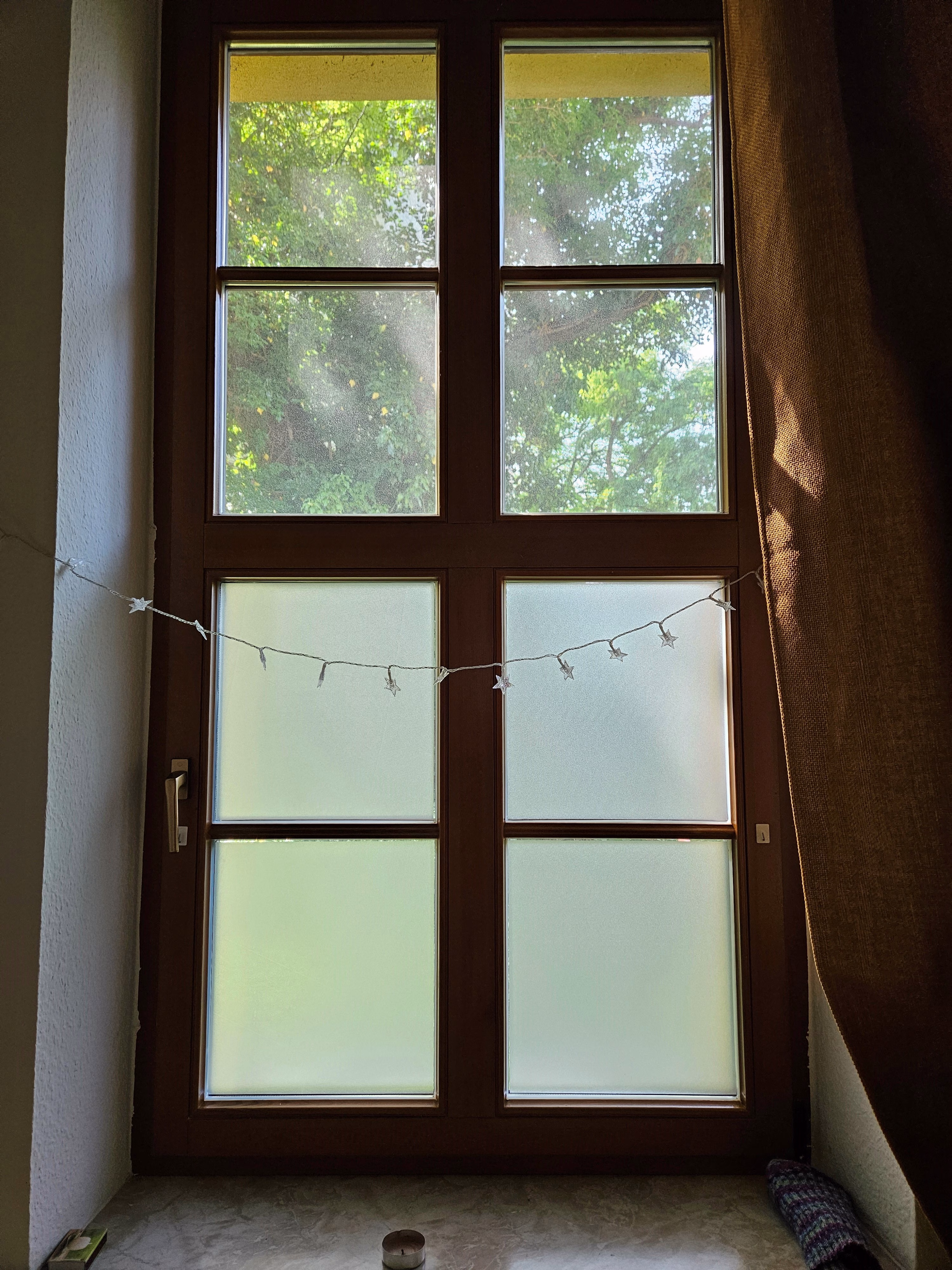 Kleberlose transparent matte Sichtschutzfolie im Sandstrahldesign