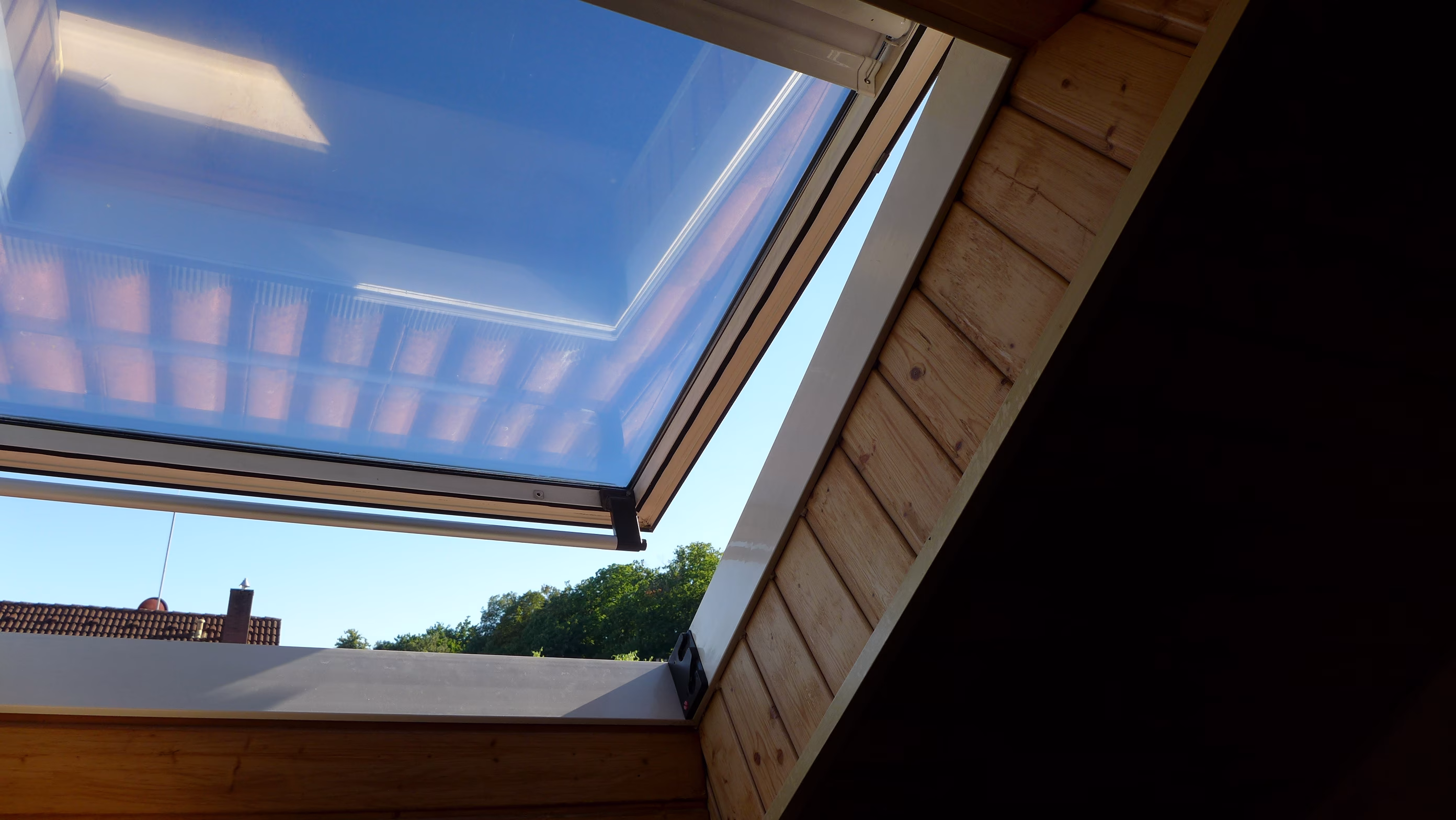 Hitzeschutz unterm Dach mit Fensterfolie