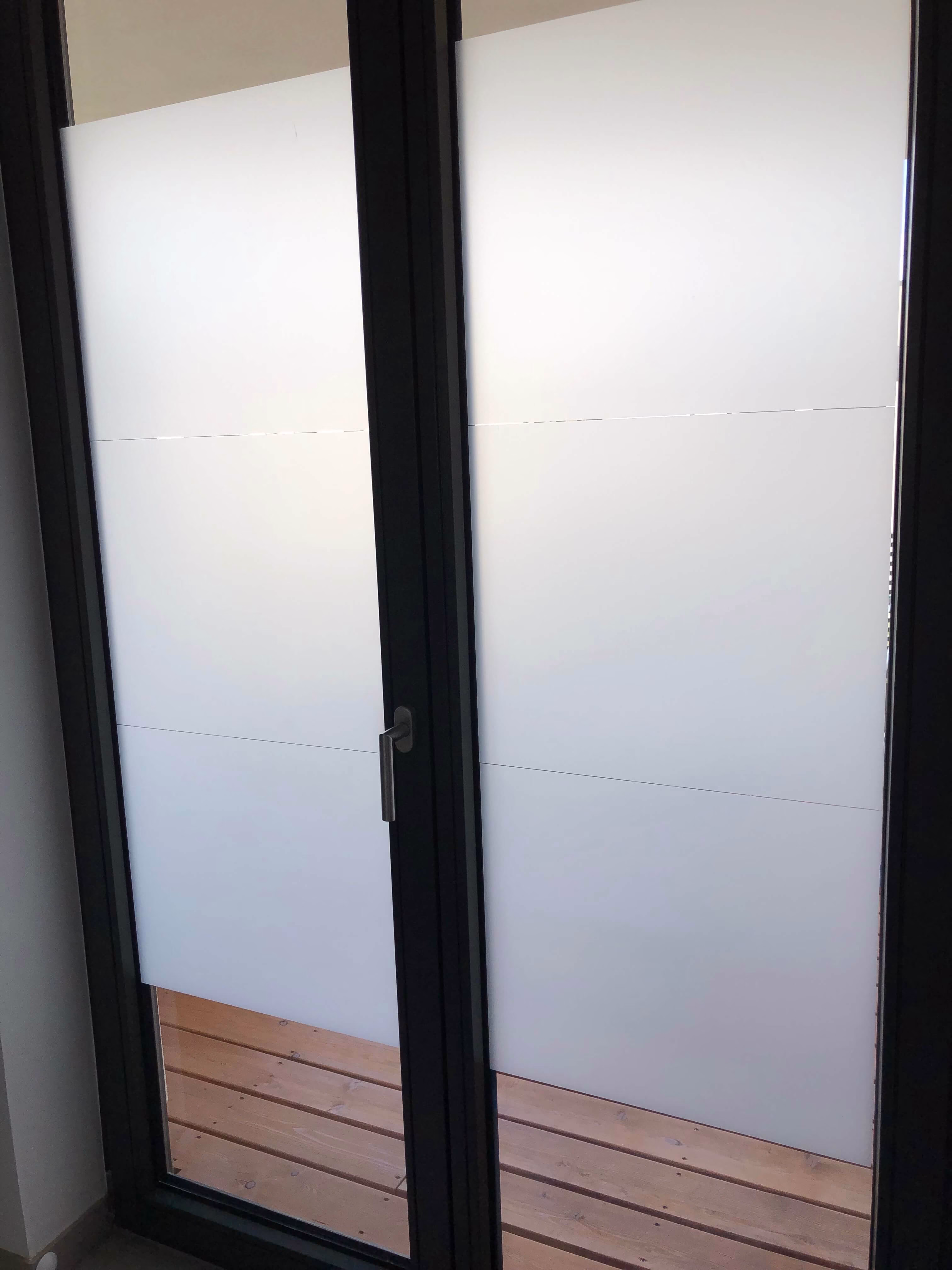 Milchglasfolie als individueller Sichtschutz auf einer Fenstertür im Badezimmer.