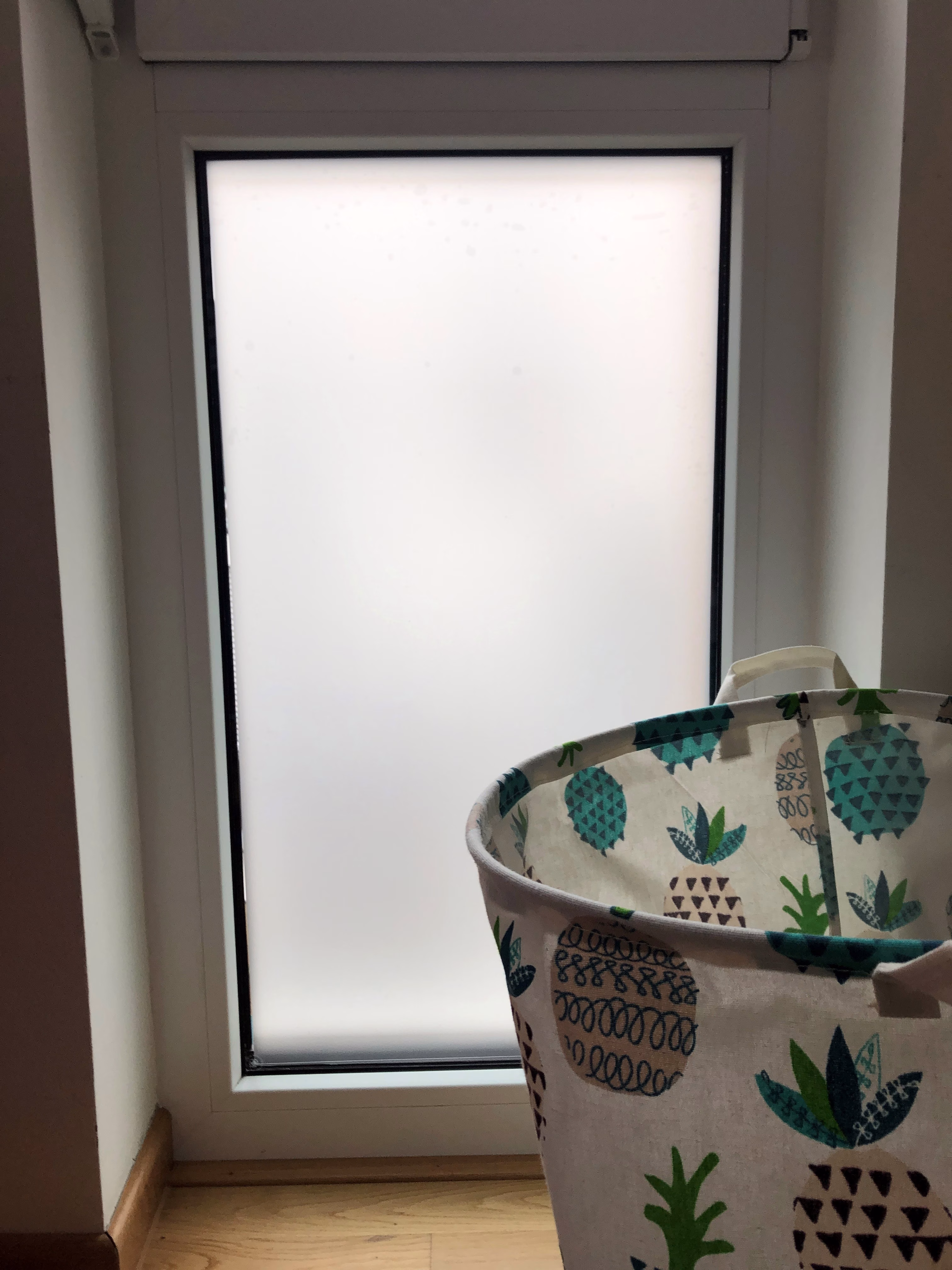Selbsthaftende statische Fensterfolie auf bodentiefen Fenster im Kinderzimmer