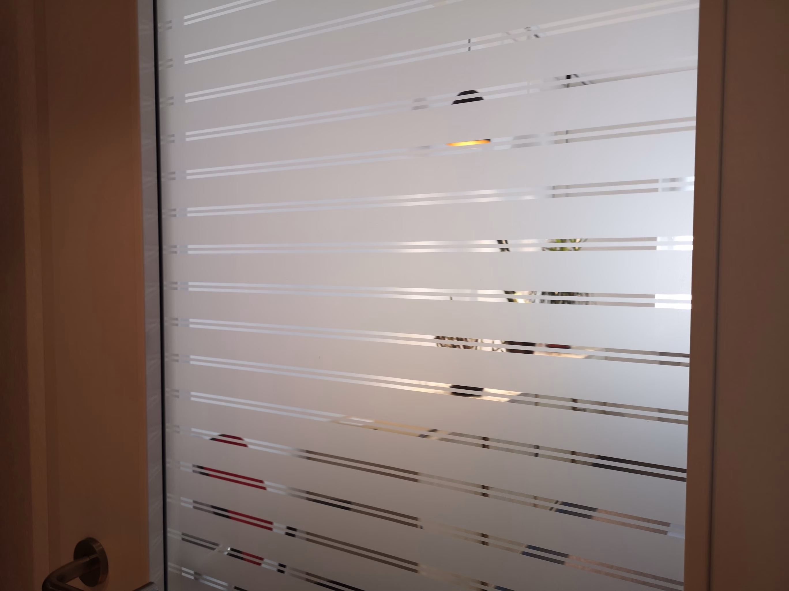 Dekorfolie mit veschieden breiten Streifen