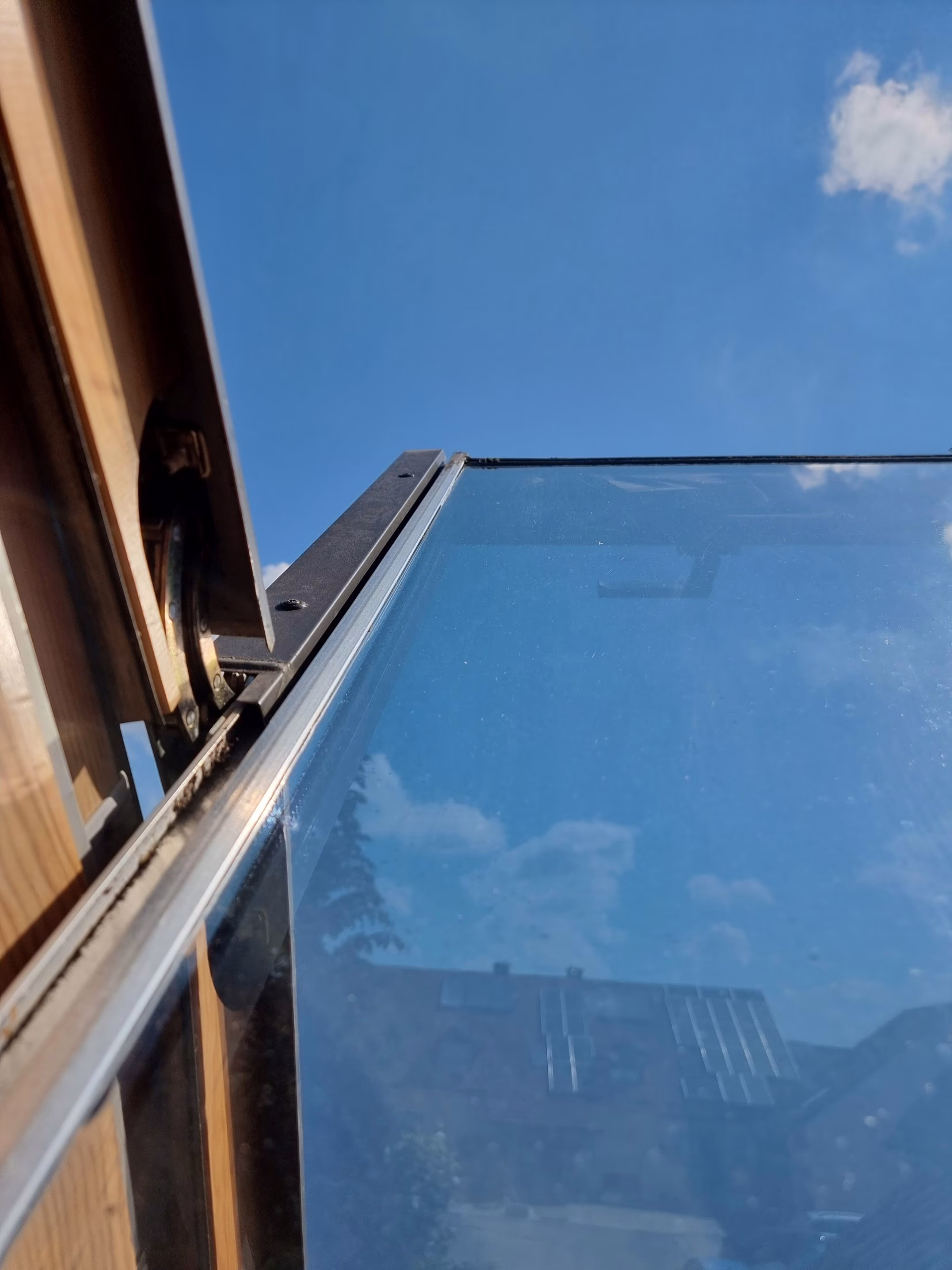 Dachfenster Außenansicht Sonnenschutzfolie Dachfenster Außenansicht Sonnenschutzfolie