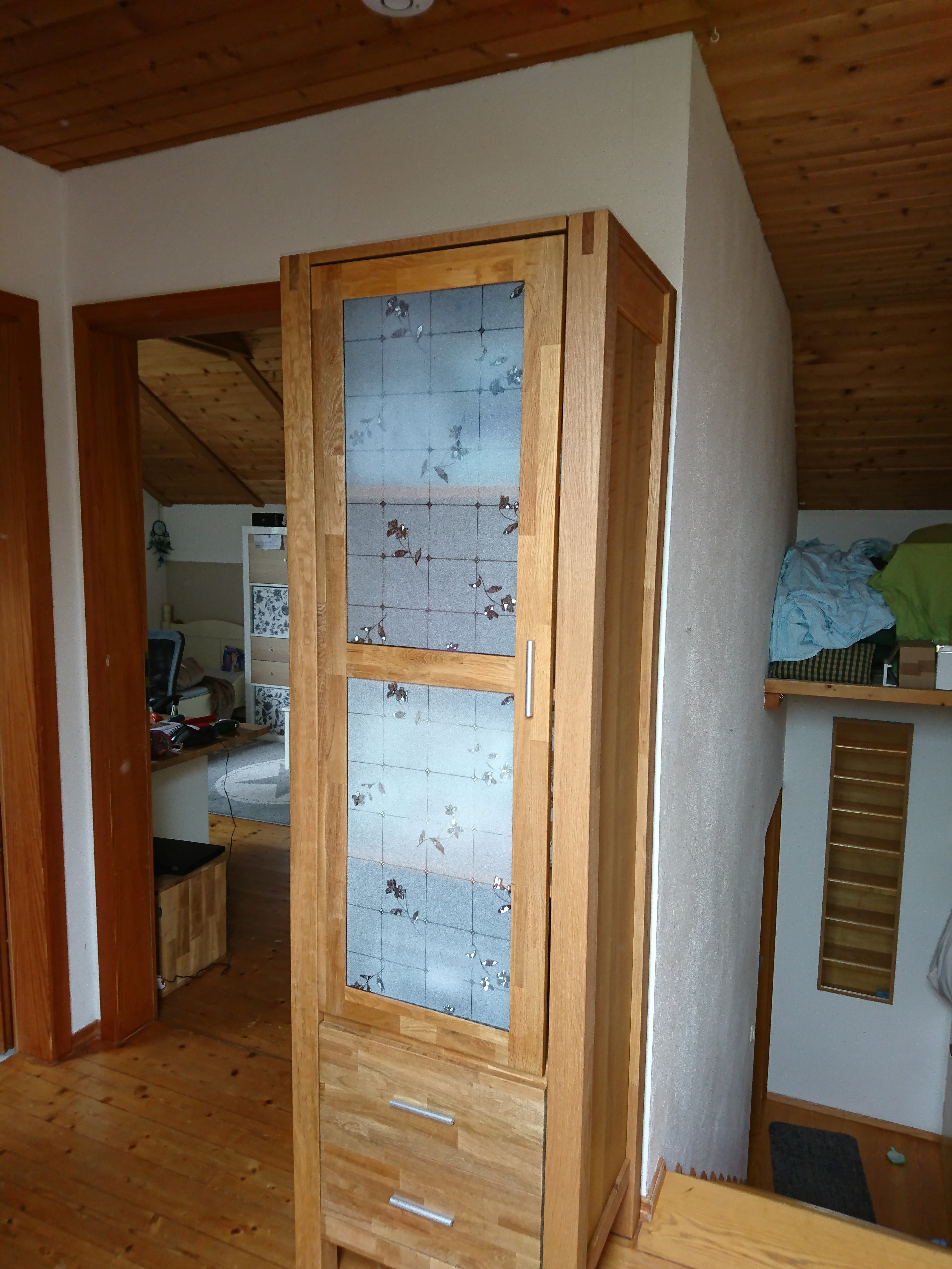 Adhäsionsfolie auf einem Glaseinsatz in einer Vitrinentür