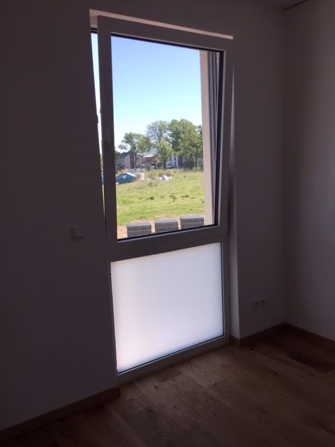 Adhäsionsfolie, weiß blickdicht in einem Wohnraum
