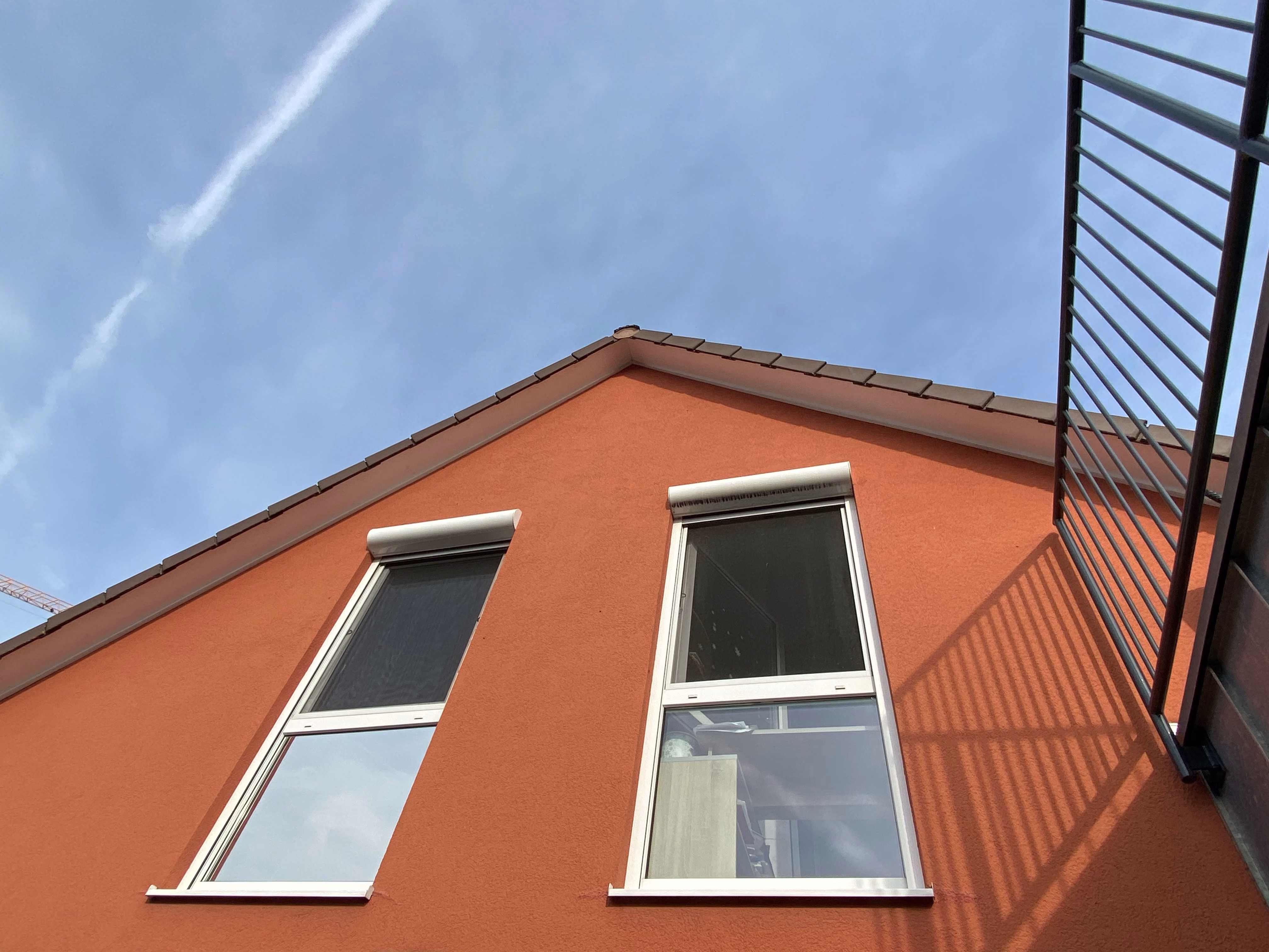 Sichtschutz auf dem linken unteren Fenster durch eine Spionspiegelfolie