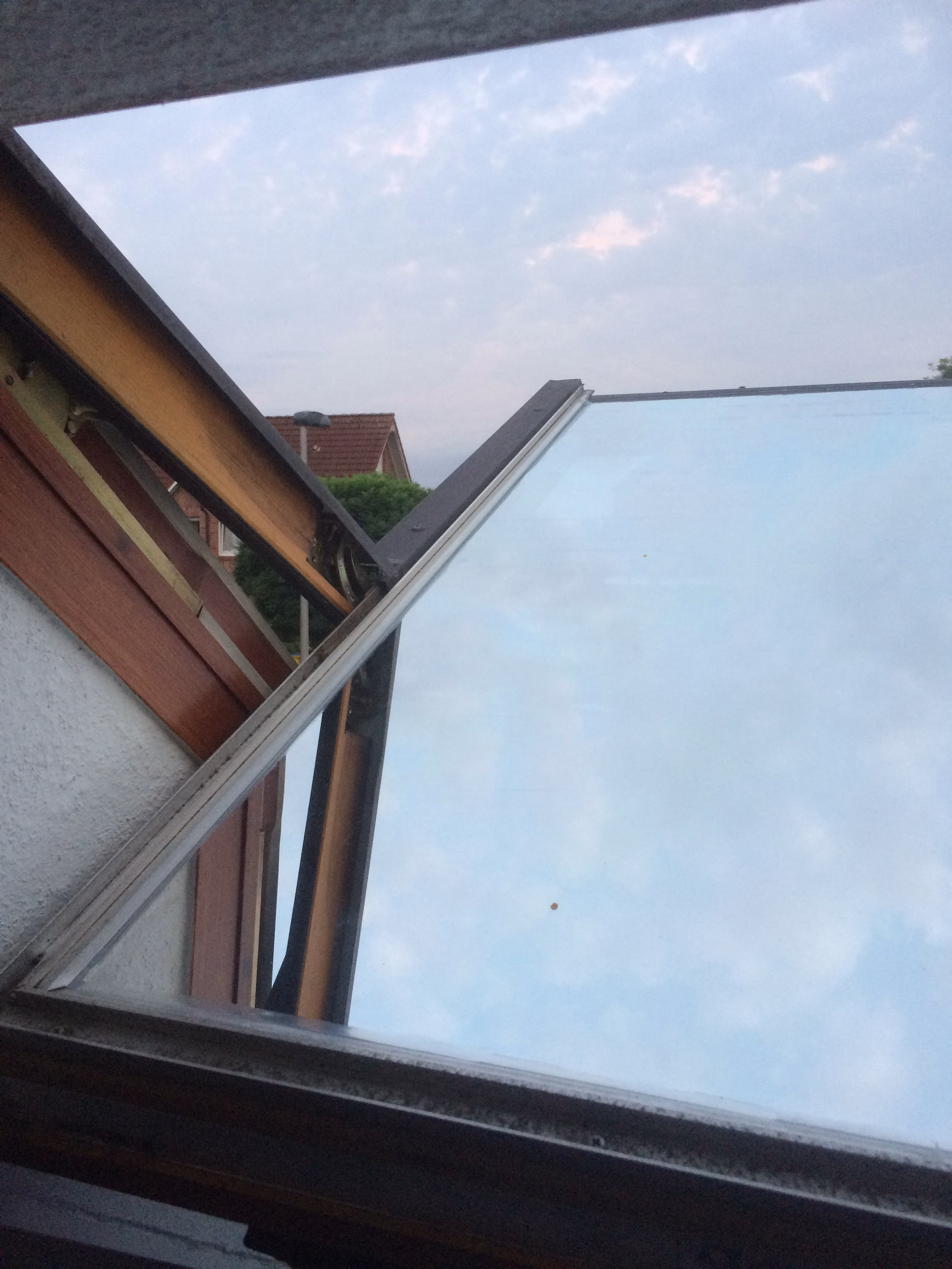 Spiegeleffekt einer mittleren Sonnenschutzfolie an einem Veluxfenster