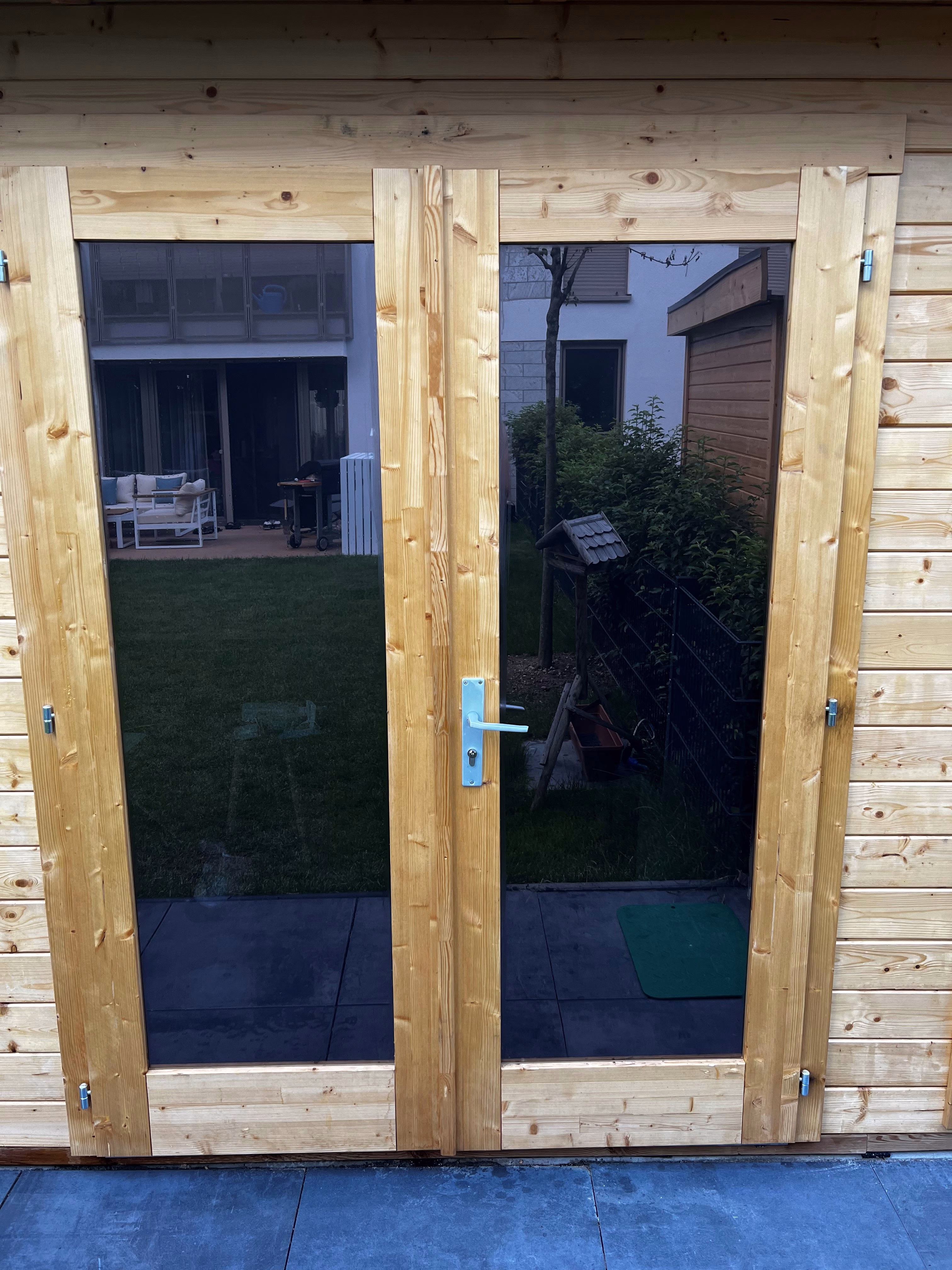 Sonnenschutzfolie, bronze dunkel verspiegelt auf Türen angebracht