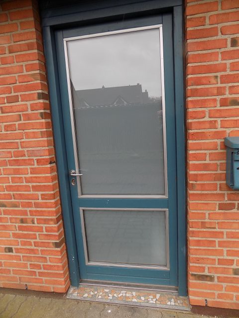 Milchglasfolie auf einer Glastür angebracht, in der Außenansicht,