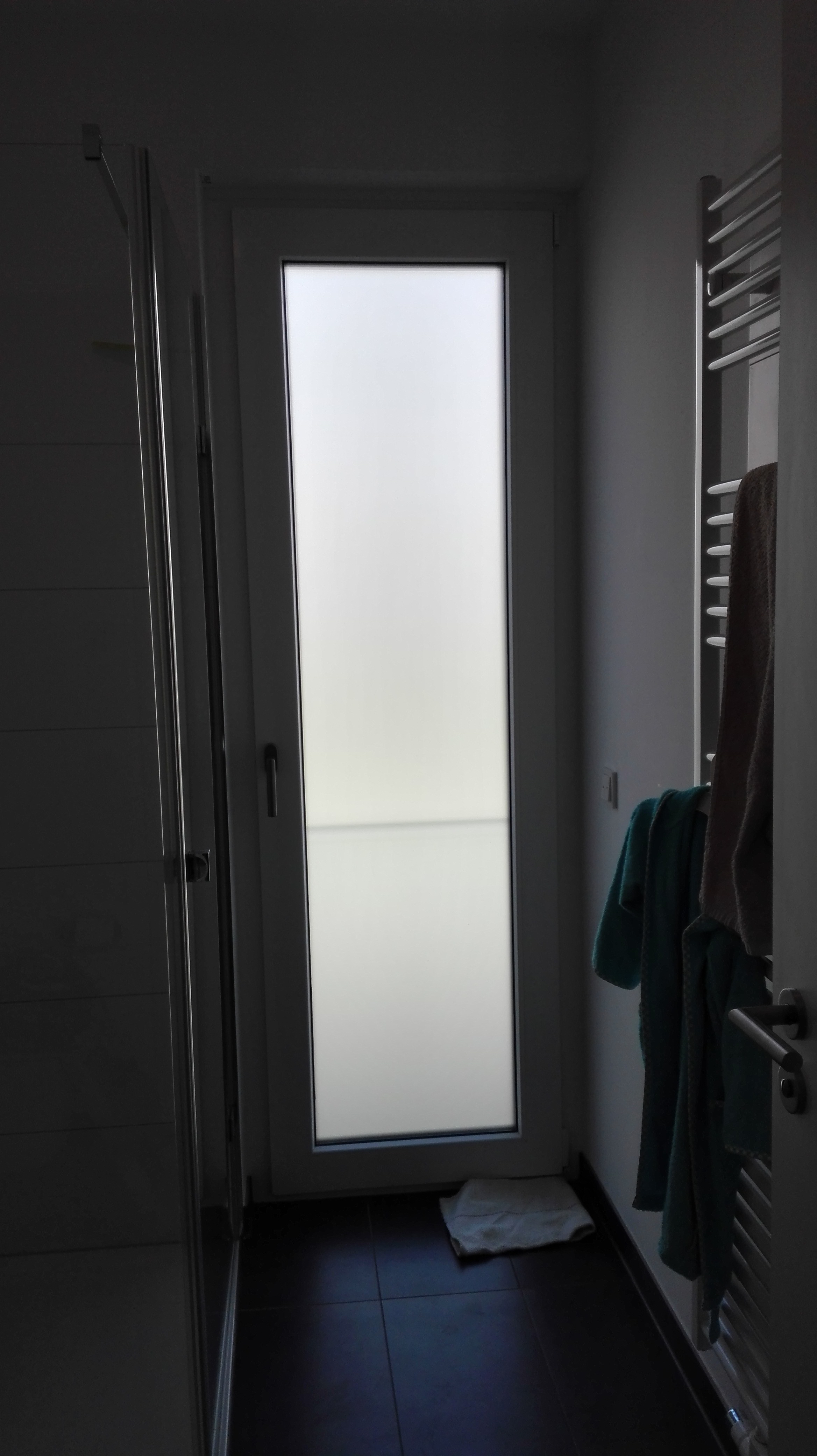 Kleberlose Sichtschutzfolie auf einem großen Badezimmerfenster angebracht.