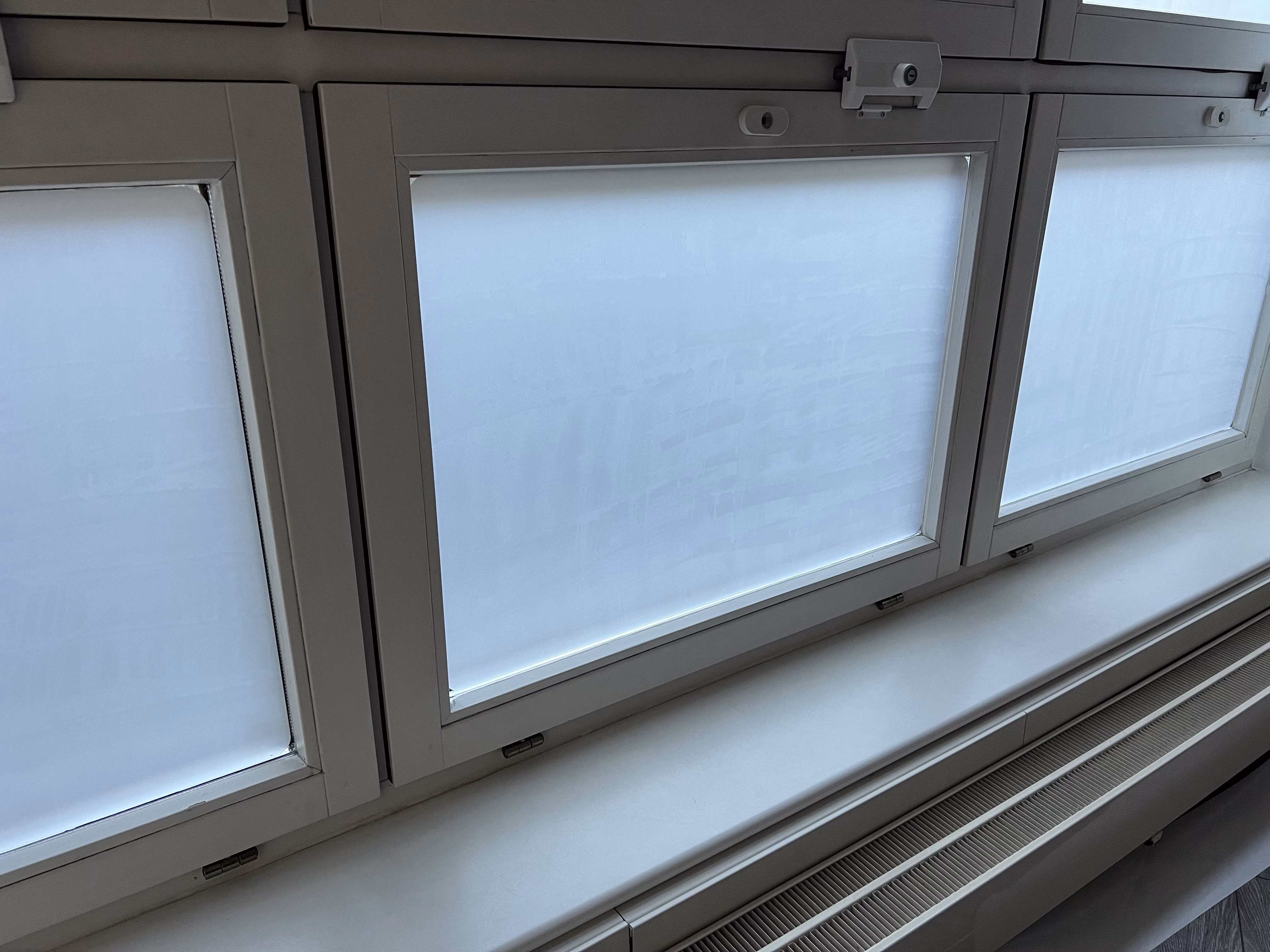 Sichtschutzfolie in Milchglasoptik auf einer Fensterreihe