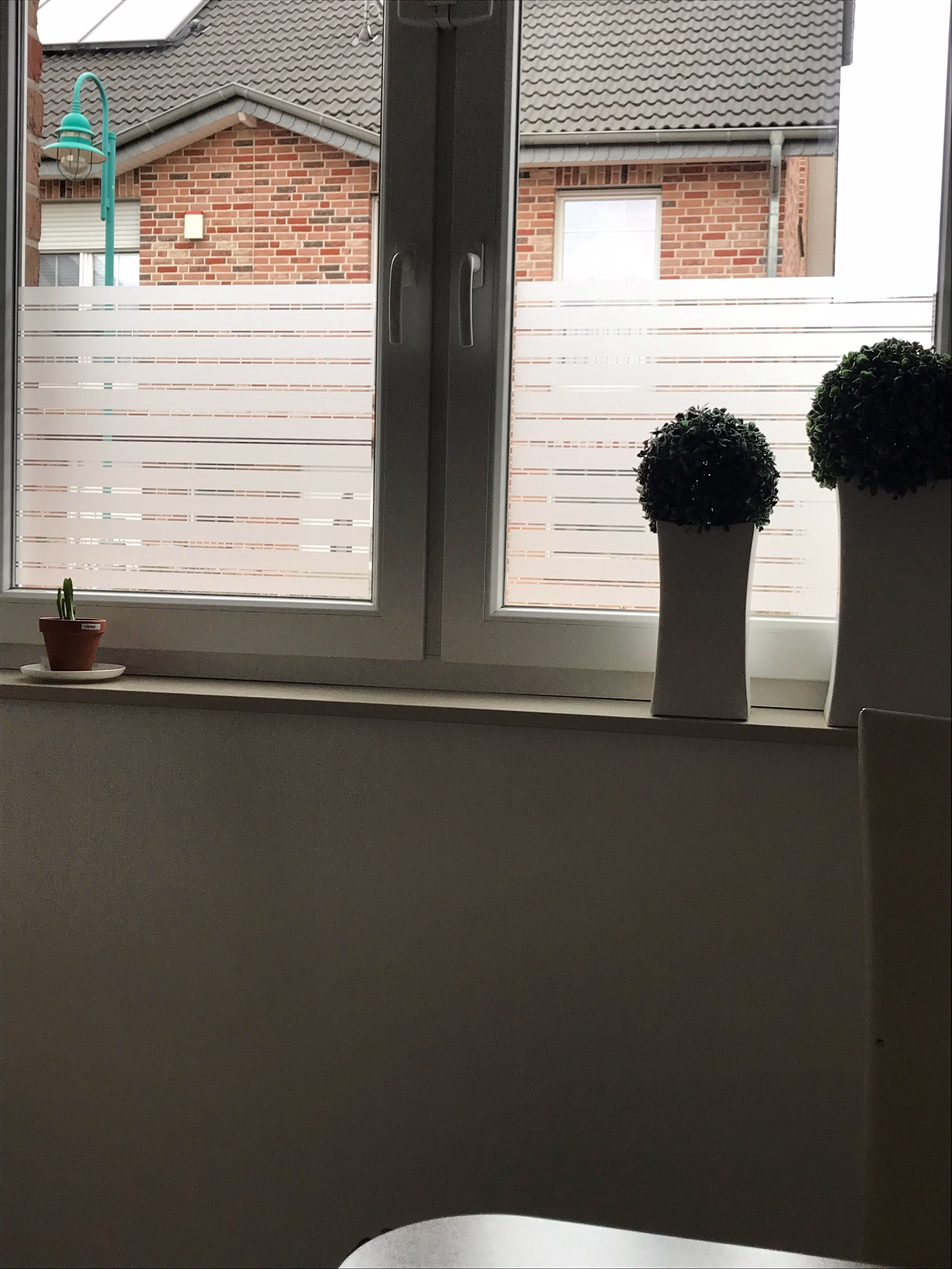 Dekorfolie mit unterschiedlich breiten Streifen auf einem Doppelfenster
