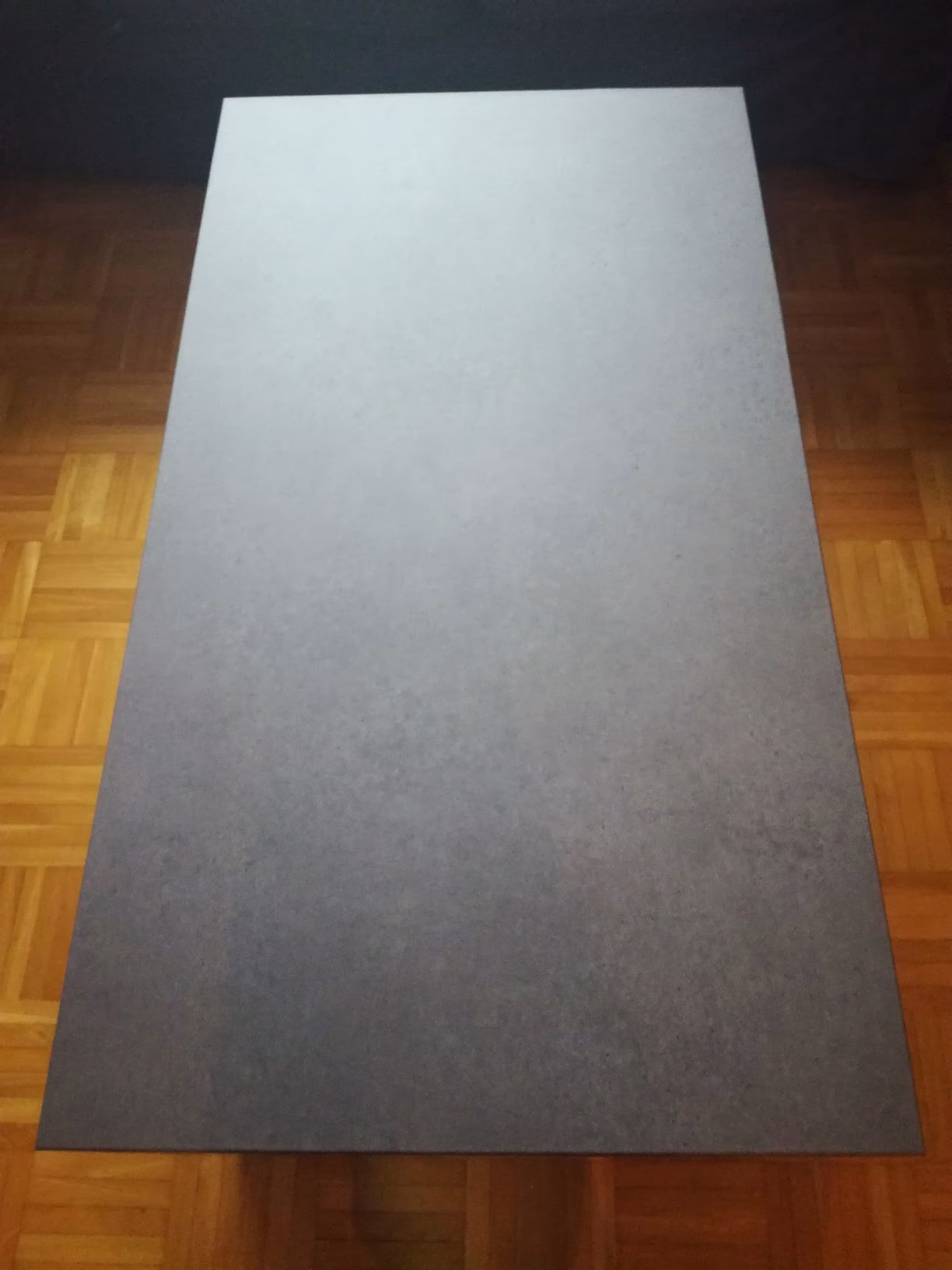 Wohnzimmer Glastisch mit Möbelfolie im Farbton beton dunklelgrau foliert