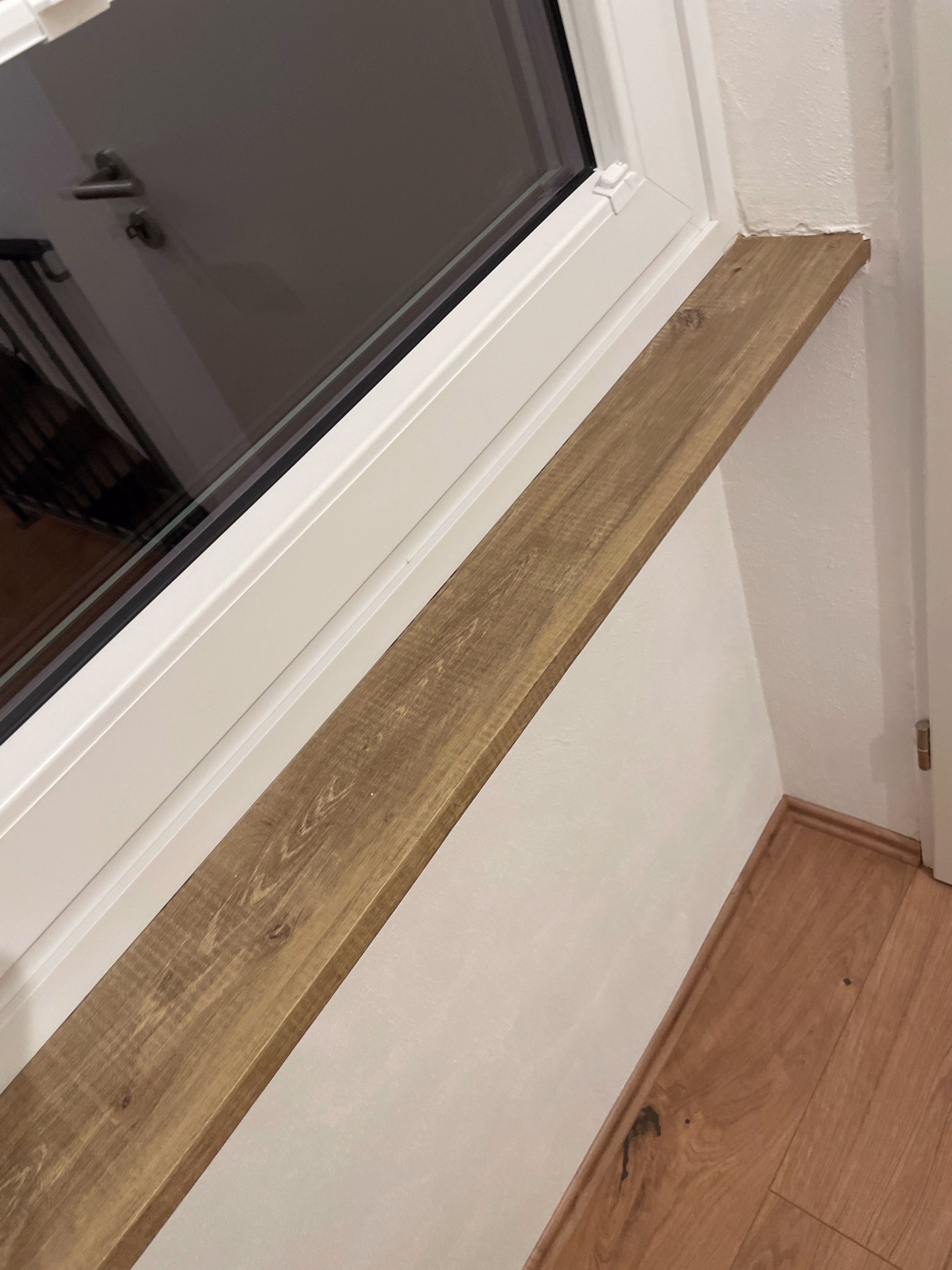 Möbelfolie Eiche modern strukturiert auf einer Fensterbank