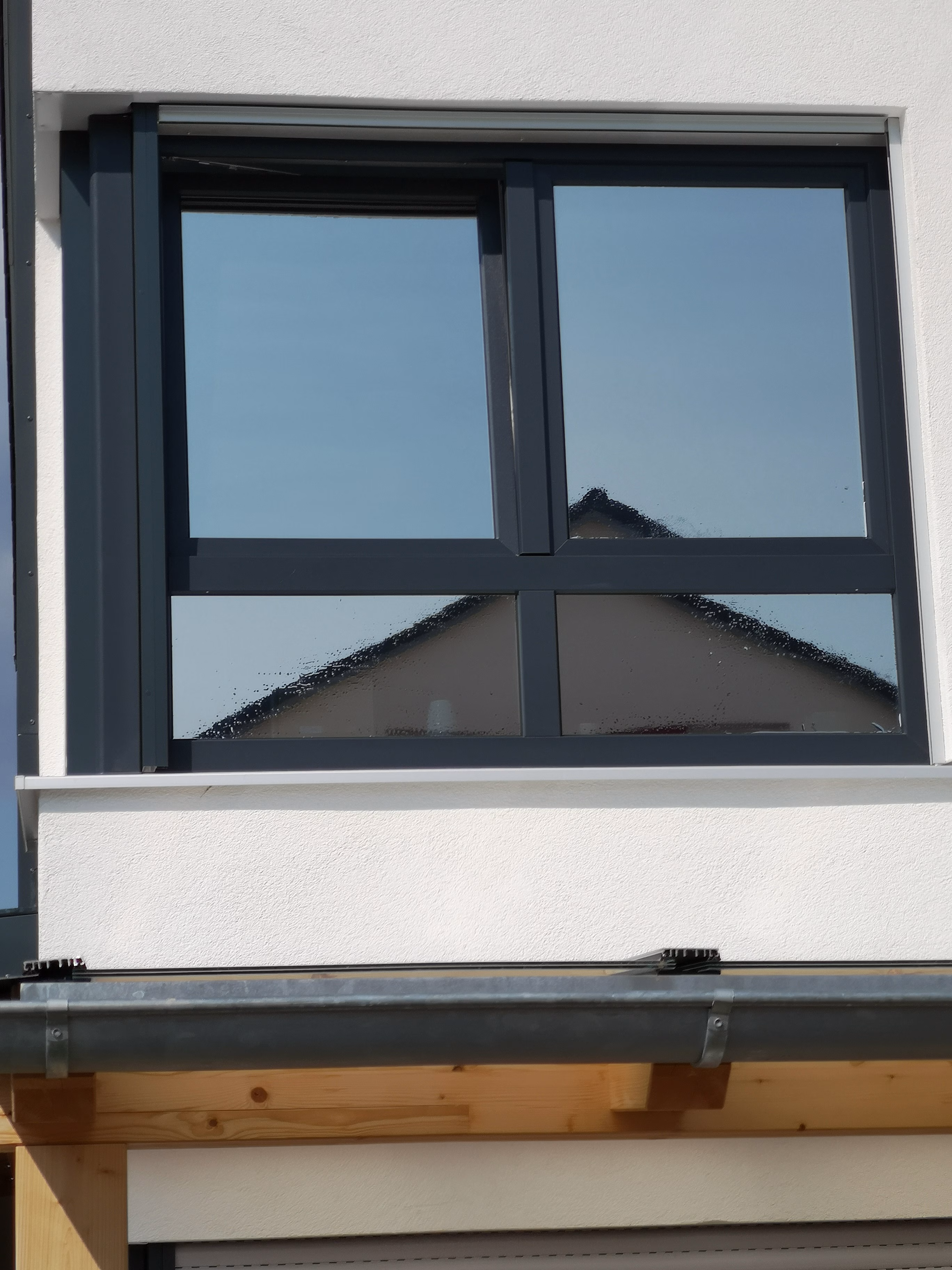 Eine frisch angebrachte Sonnenschutzfolie von außen