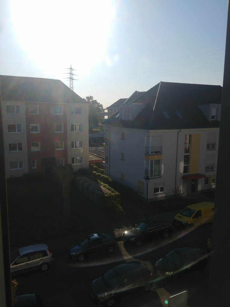 Ausblick aus einem mit der Sonnenschutzfolie bronze dunkel verspiegeltem Fenster