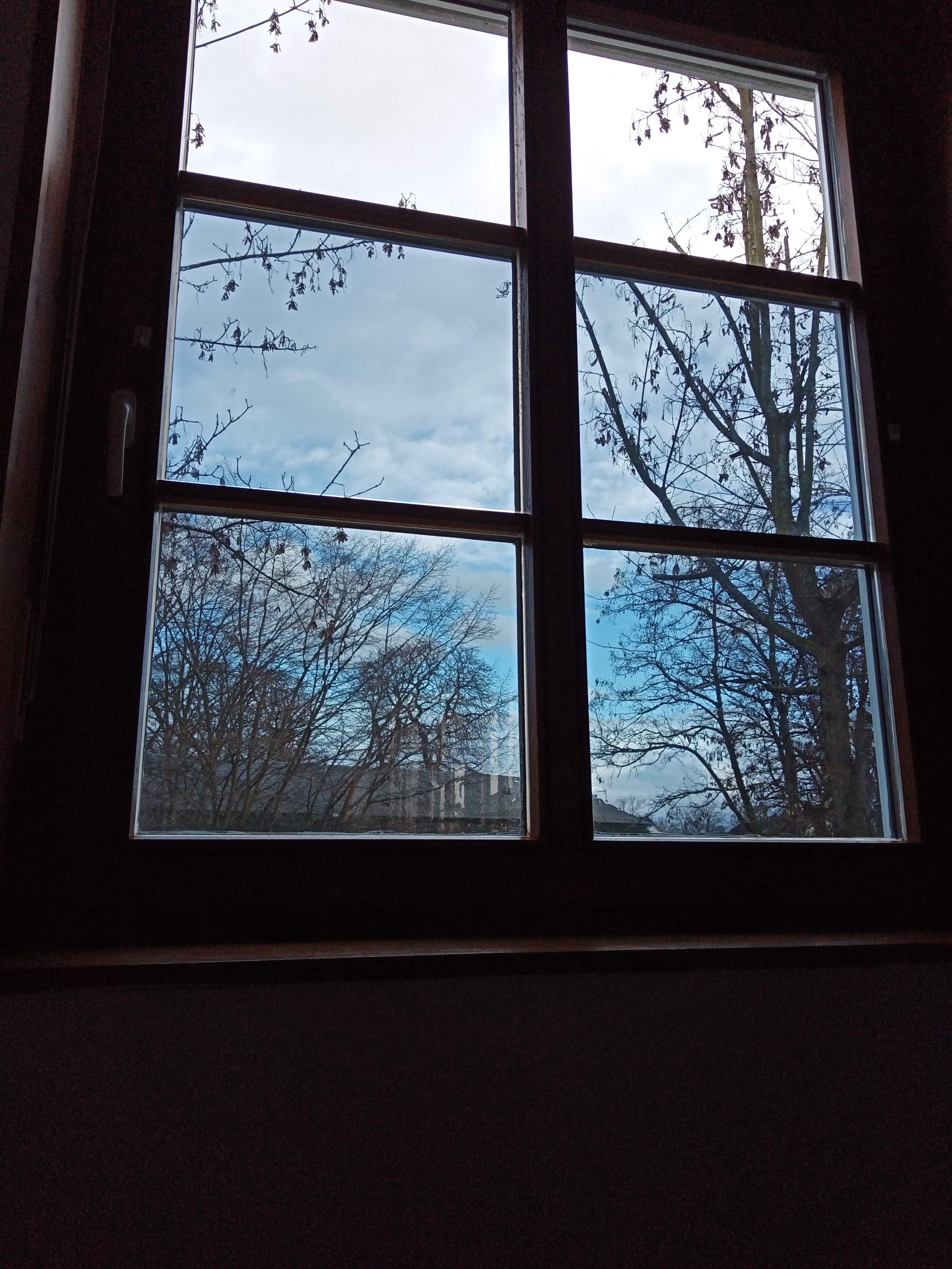 Innenansicht einer Spiegelfolie silber dunkel verspiegelt auf einem Sprossenfenster