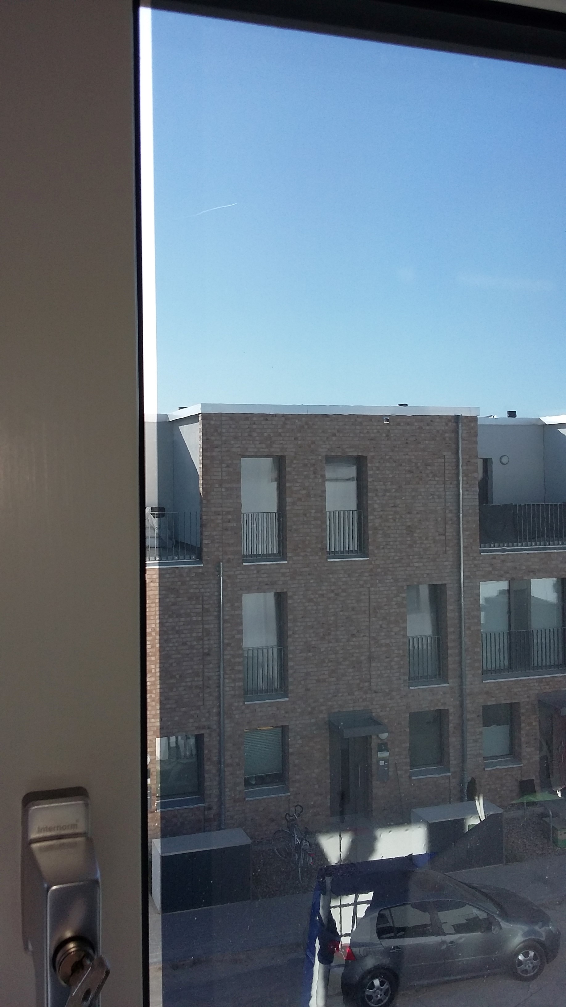 Innenansicht einer verspiegelten silbernen Fensterfolie