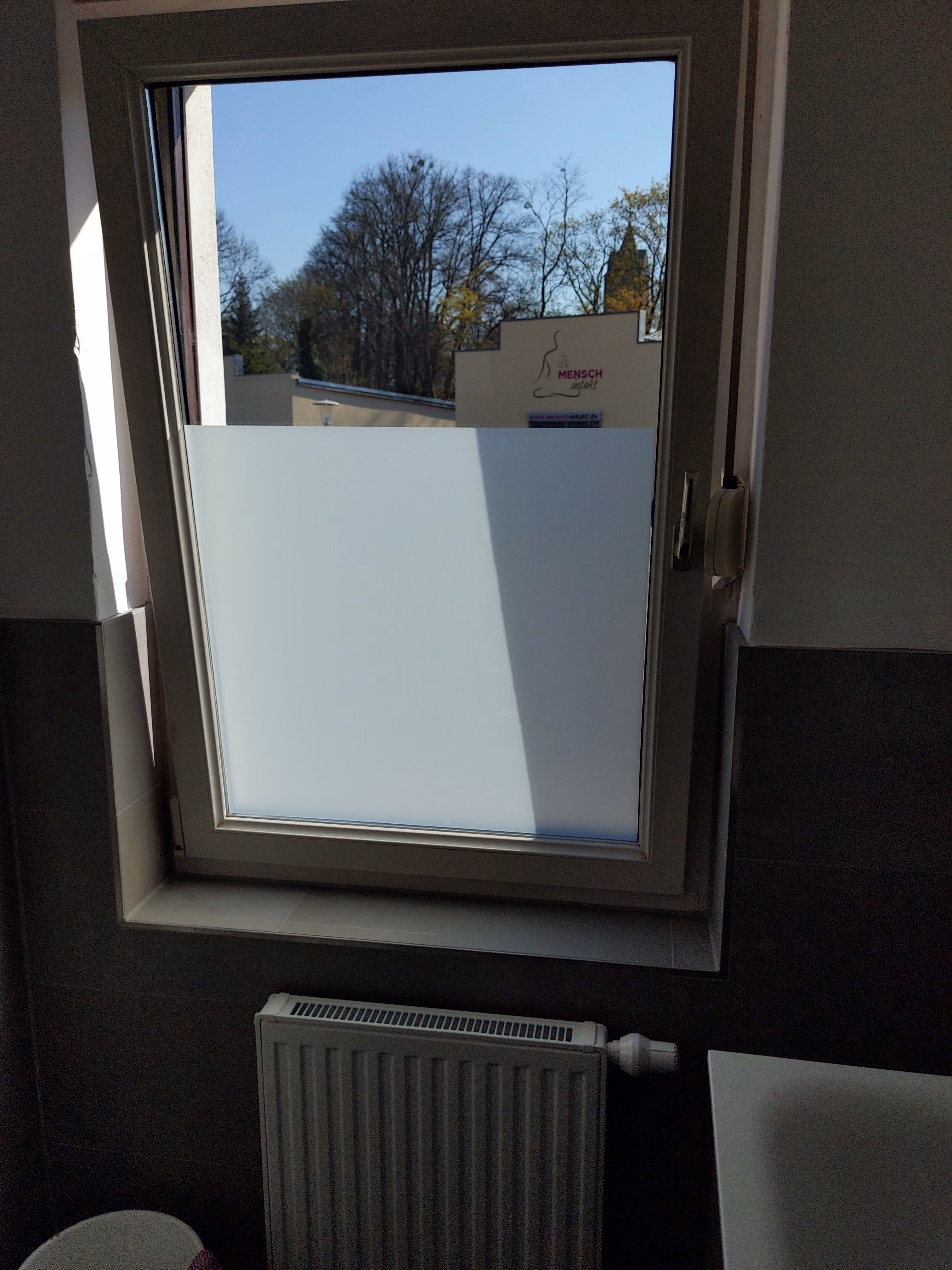 Milchglasfolie auf einem Badezimmerfenster