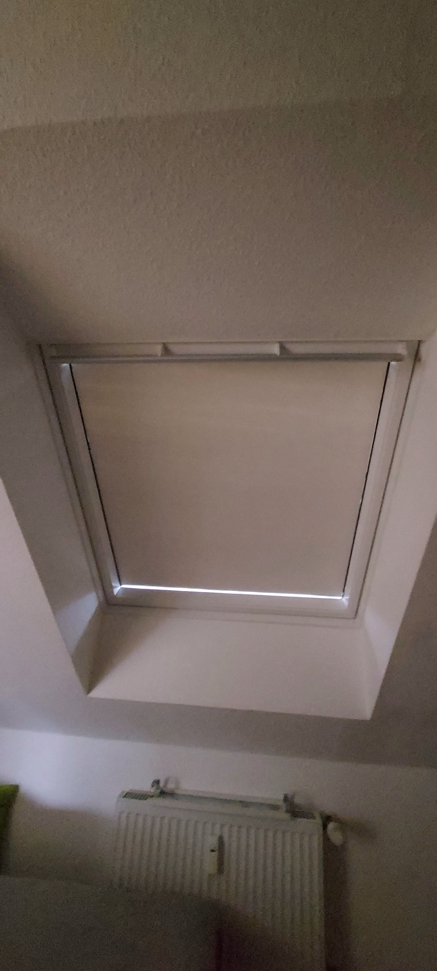 Selbsthaftend Blockout Folie auf einem Dachfenster Selbsthaftend Blockout Folie auf einem Dachfenster