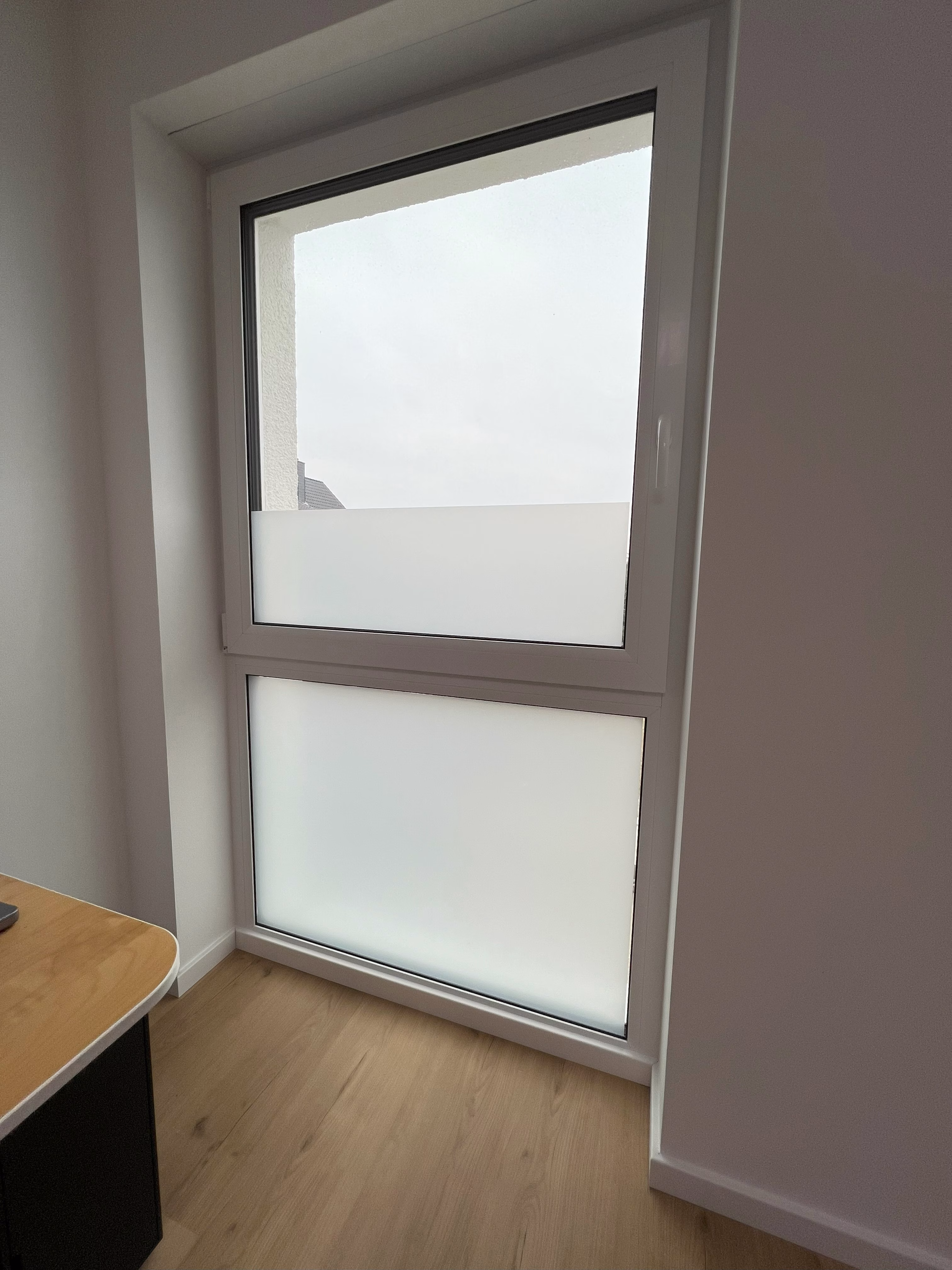 Büro mit einer Milchglasfolie am Fenster