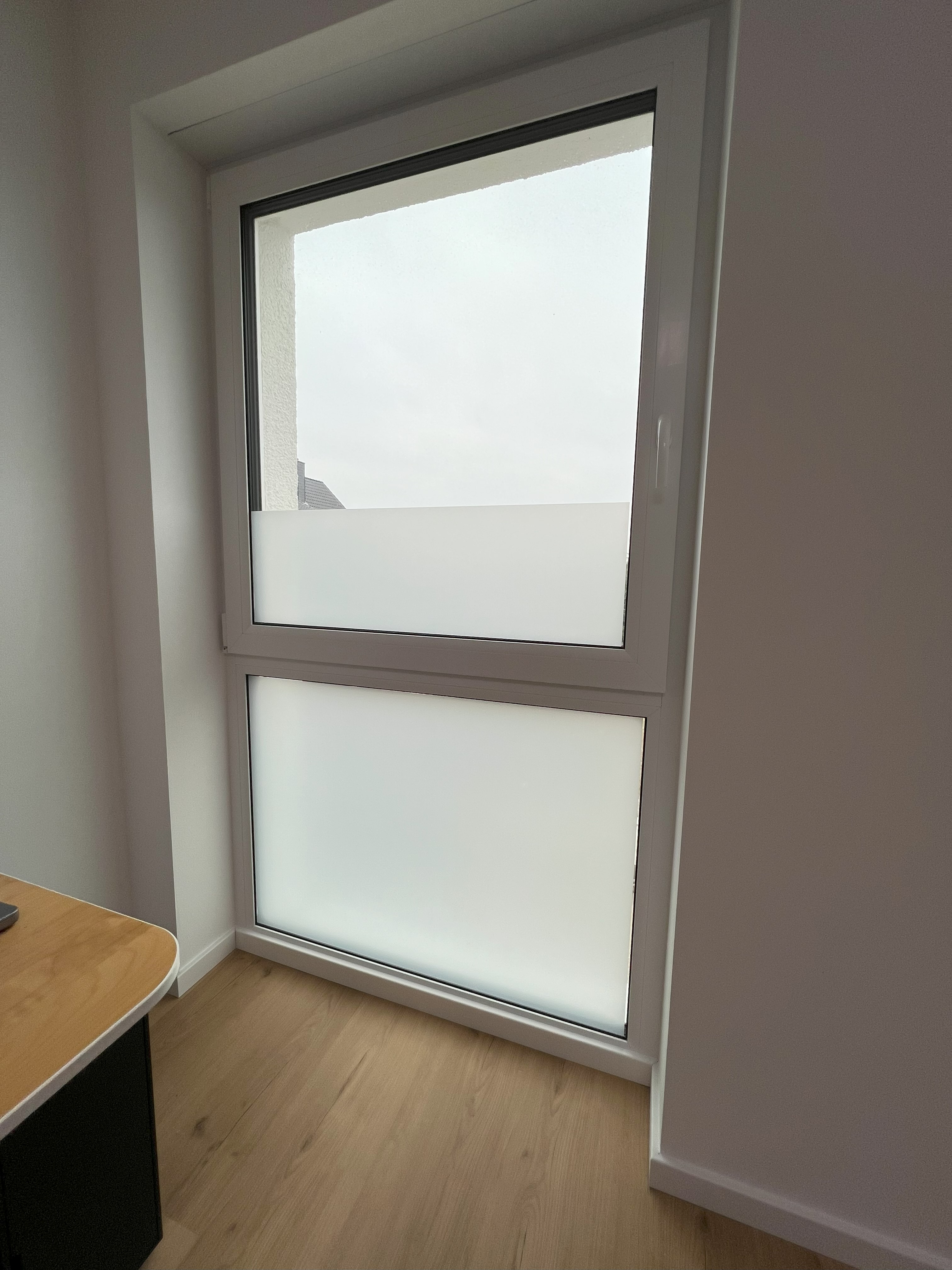 Büro mit einer Milchglasfolie am Fenster