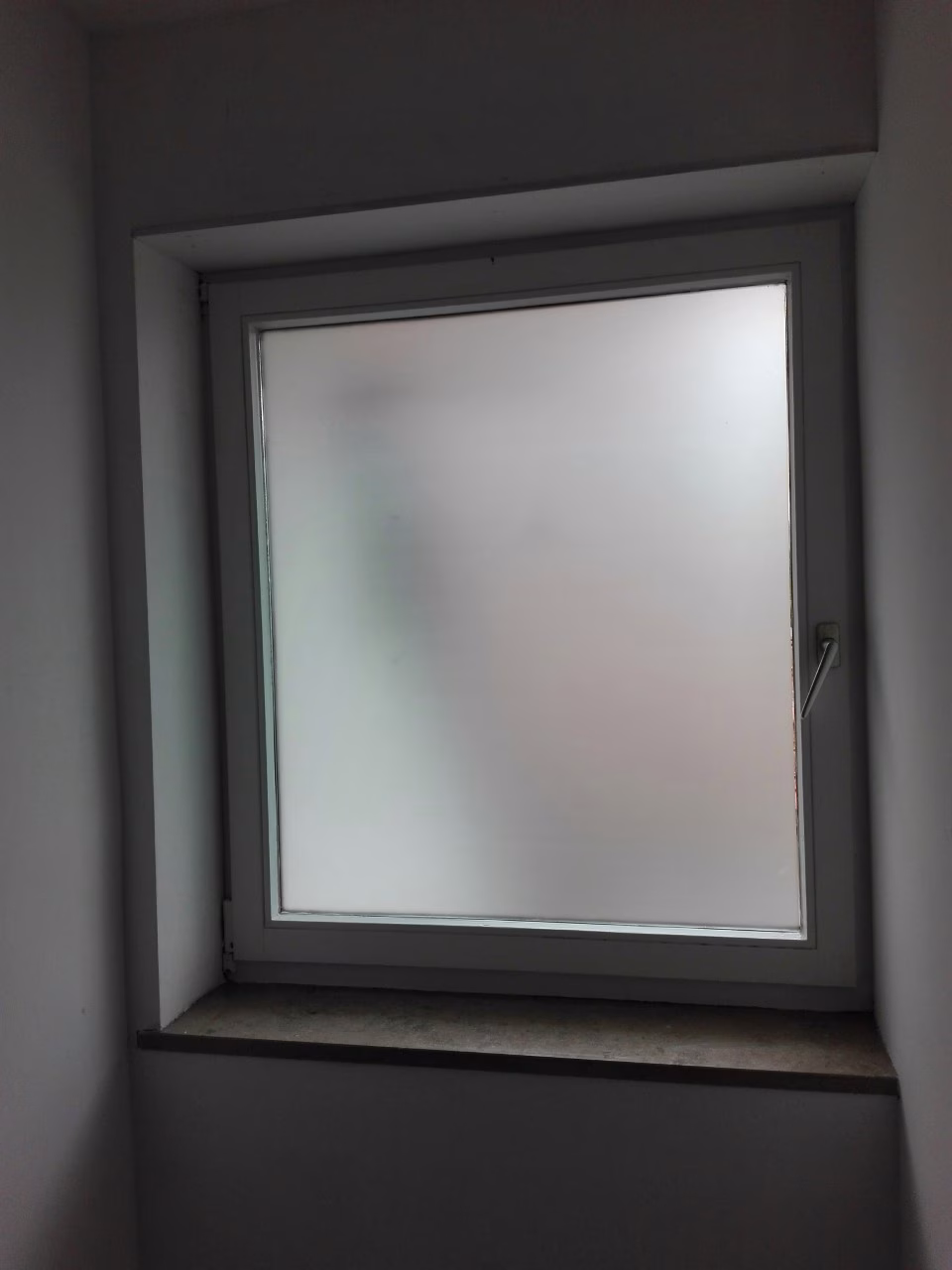 Selbsthaftende Sichtschutzfolie auf dem ganzen Fenster aufgebracht.
