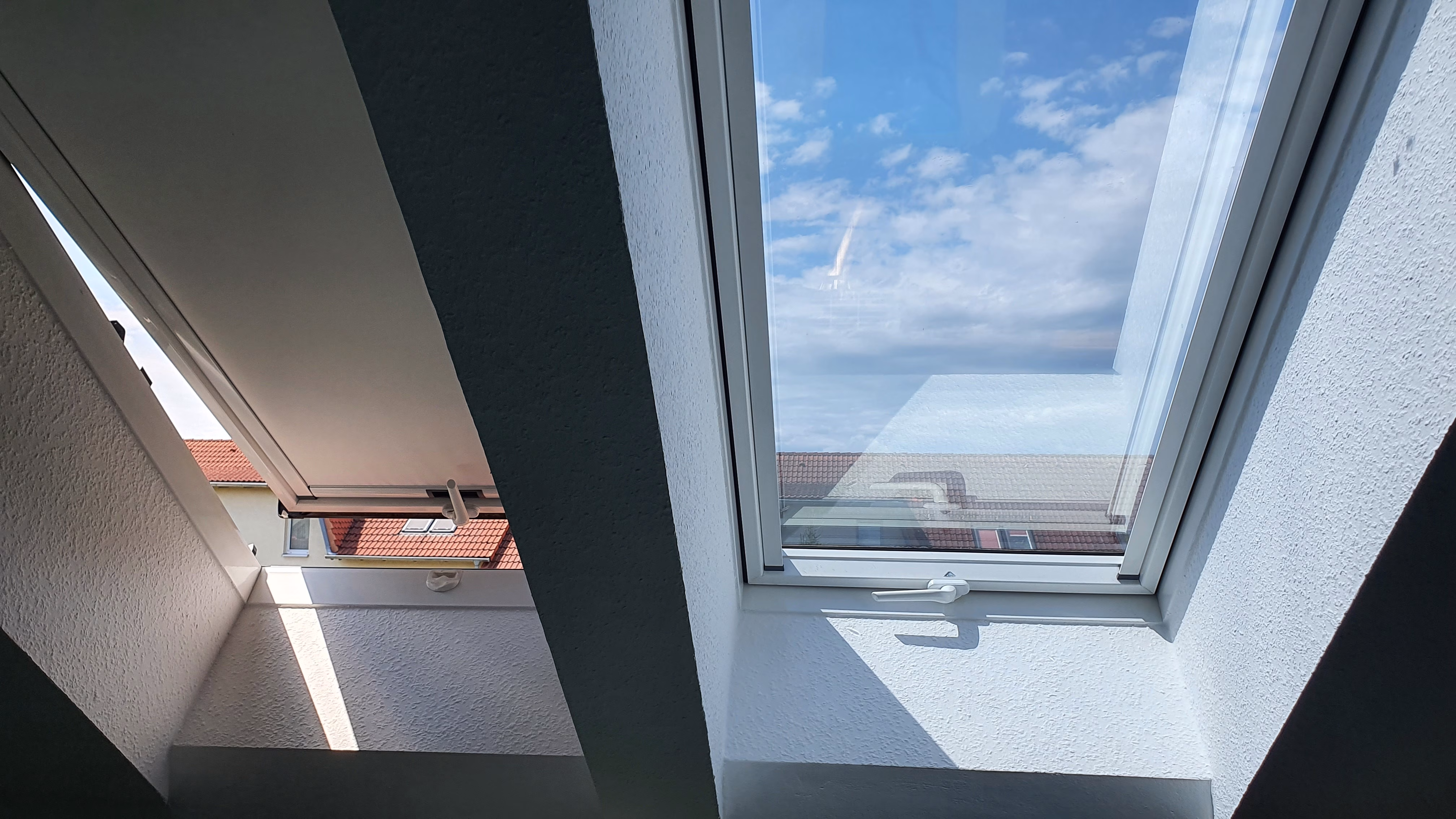 Wärmeschutz Fensterfolie auf einem Dachfenster