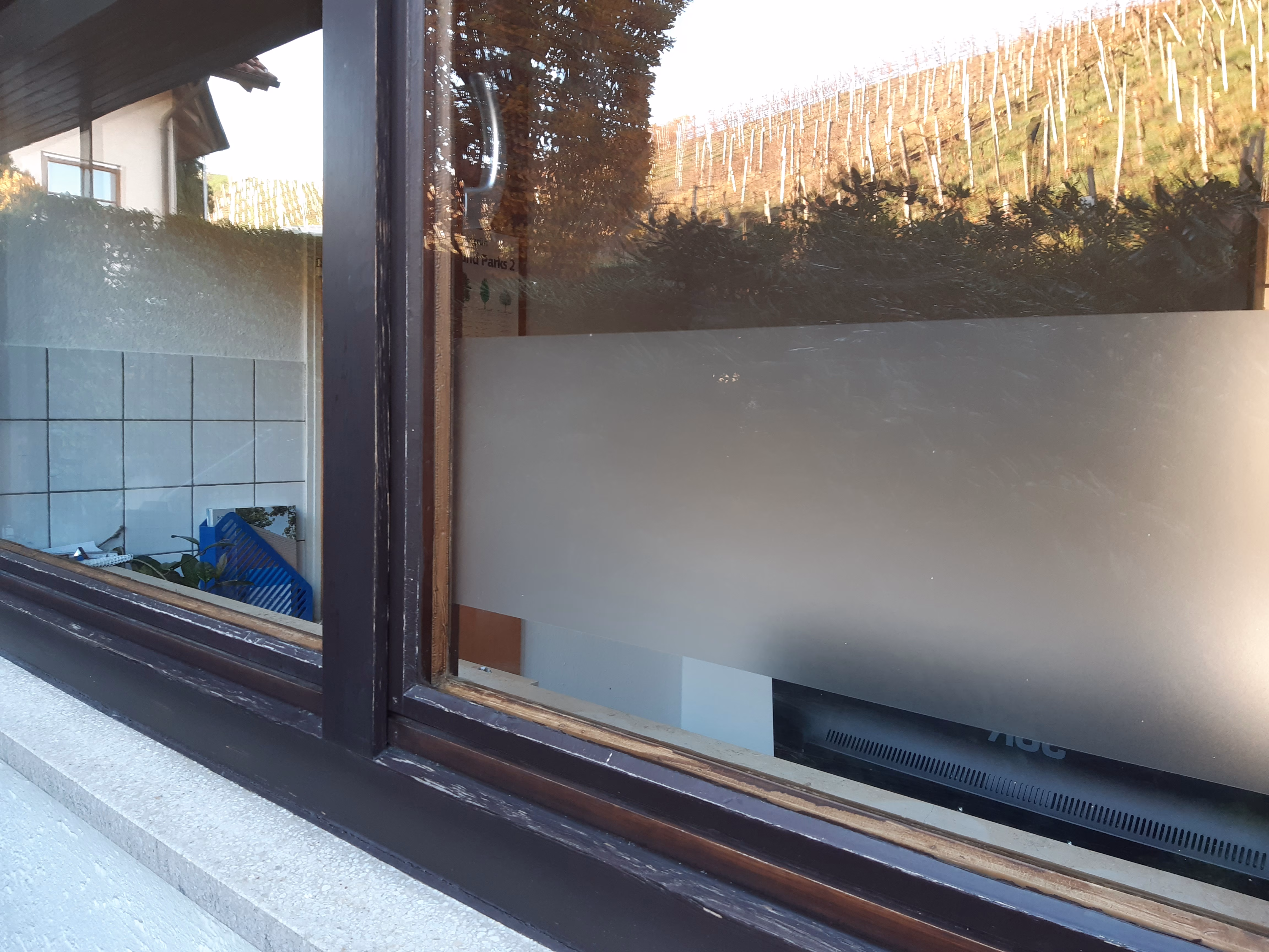 Matte Folie die teilbeklebt an einem Bürofenster als Sichtschutz dient in der Außenansicht