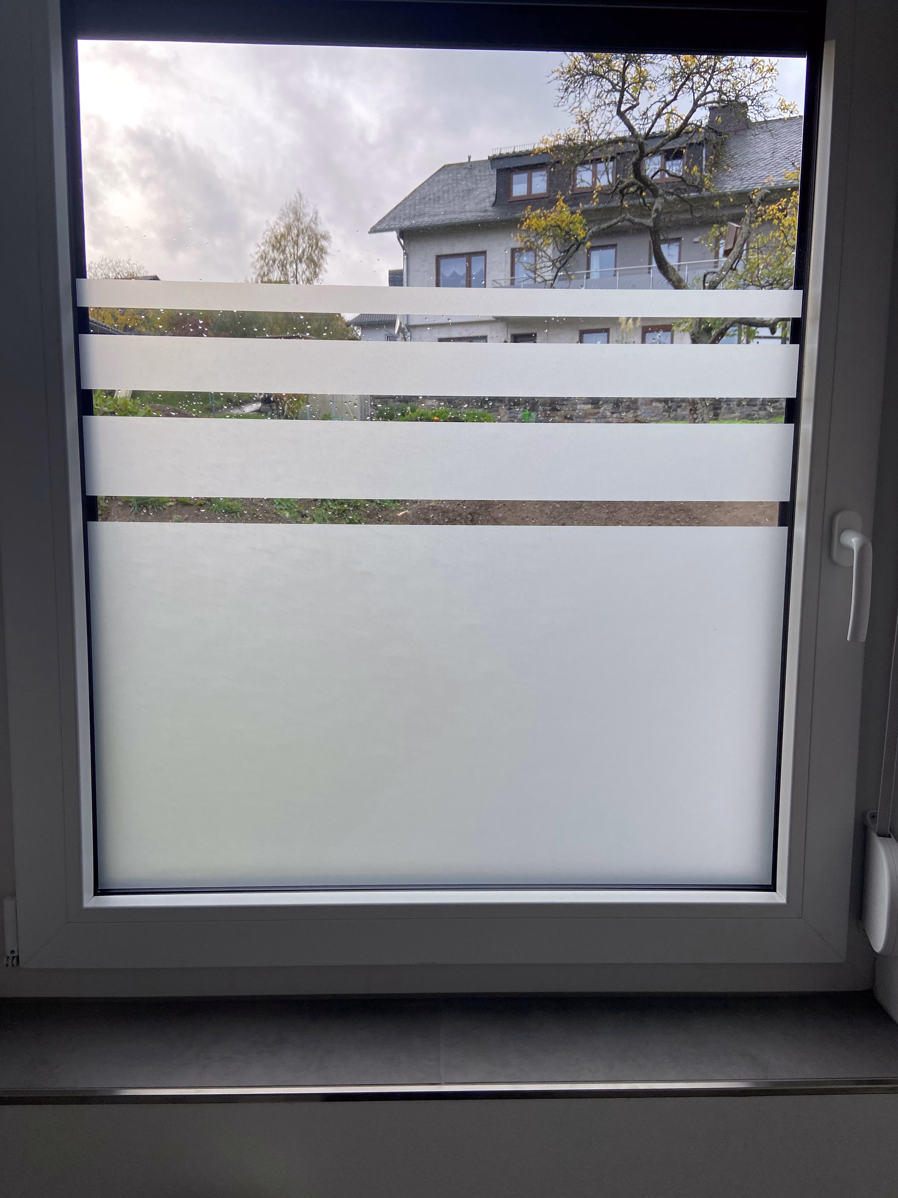 Streifen Glasdekor im Badezimmer