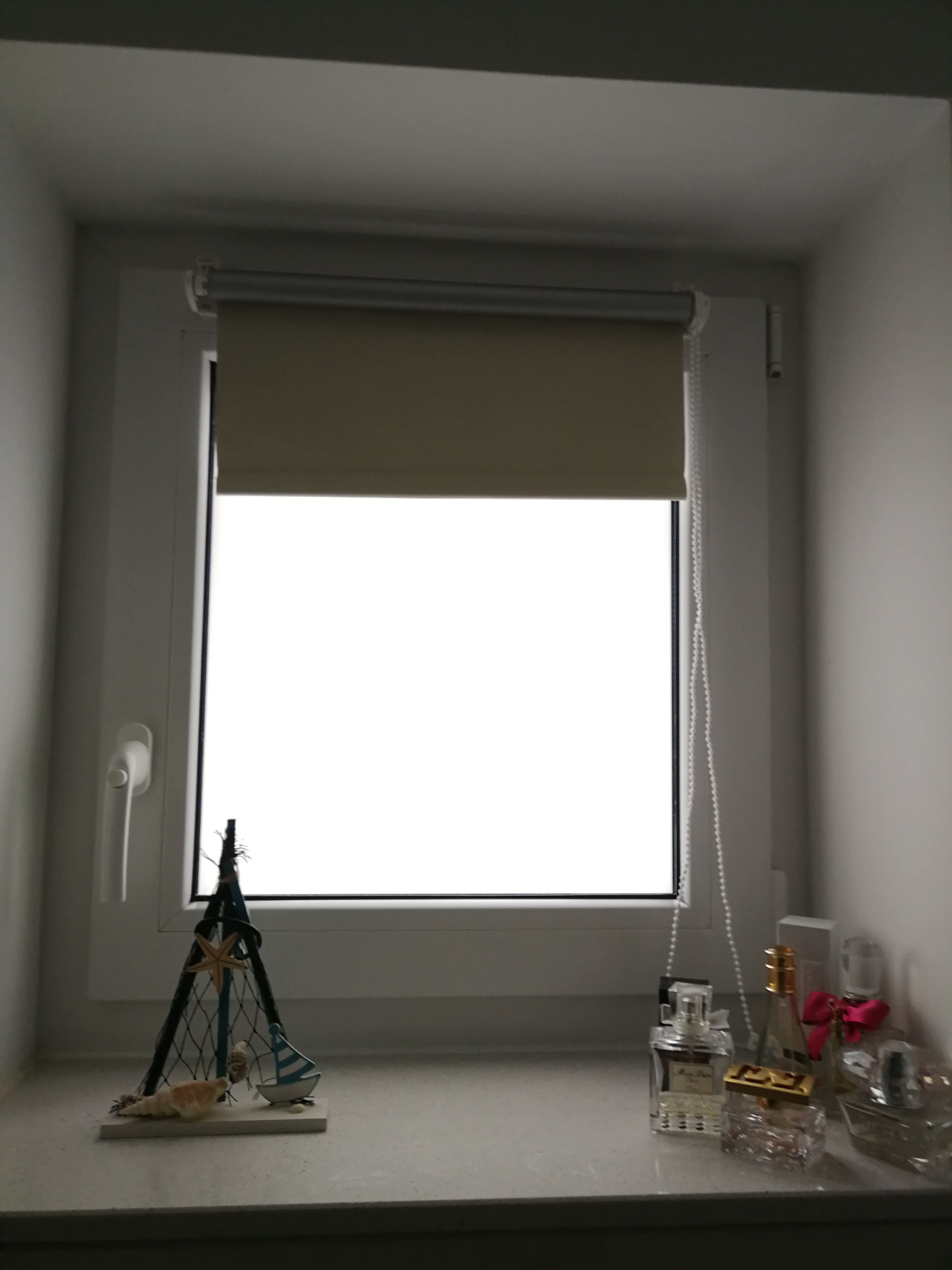 blickdichte Fensterfolie im Badezimmer lässt keine Einblicke mehr zu