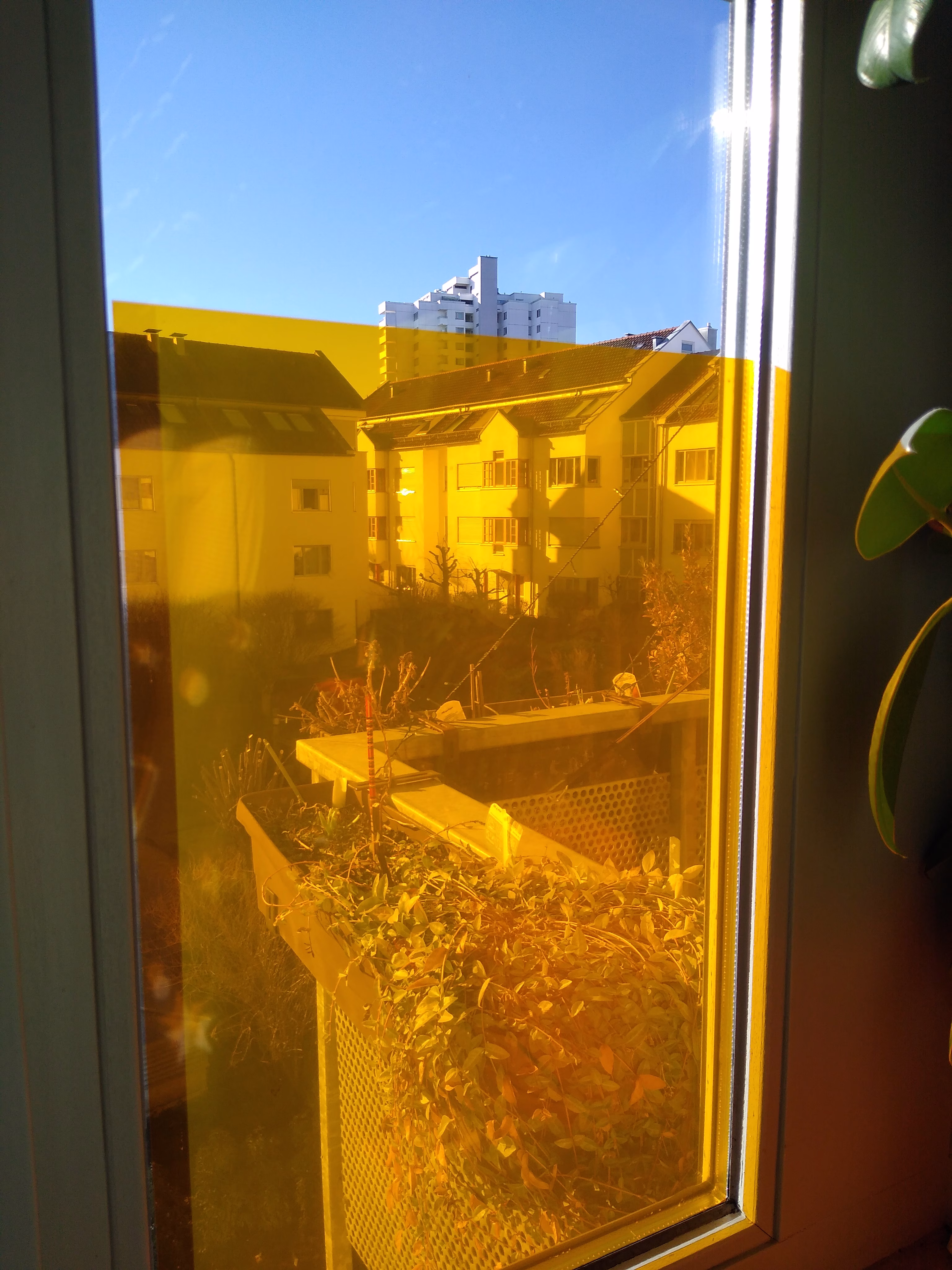 transparente Farbfolie in orange auf einem Fenster