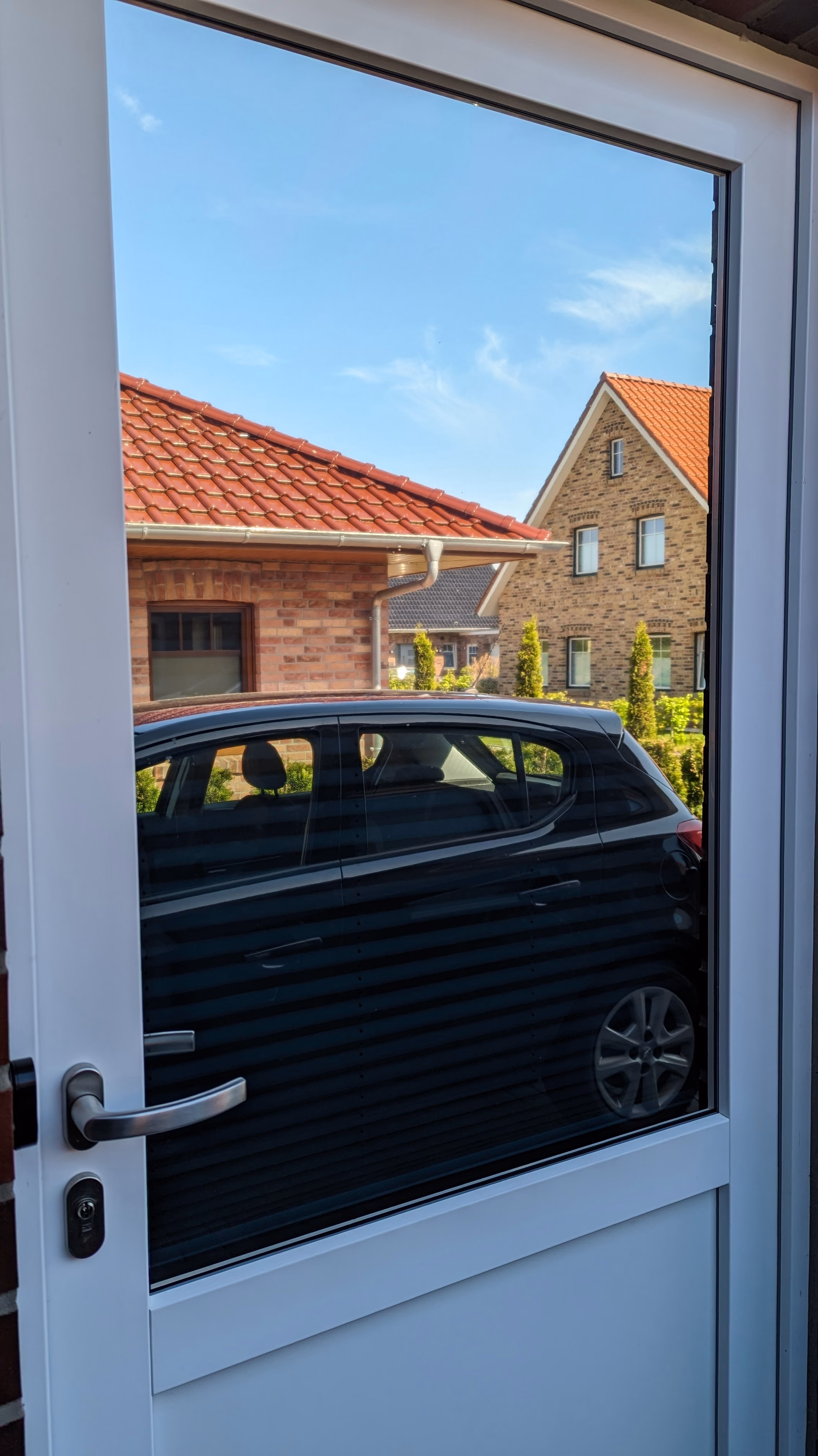 stark verspiegelte Wärmeschutzfolie auf einer Glastür