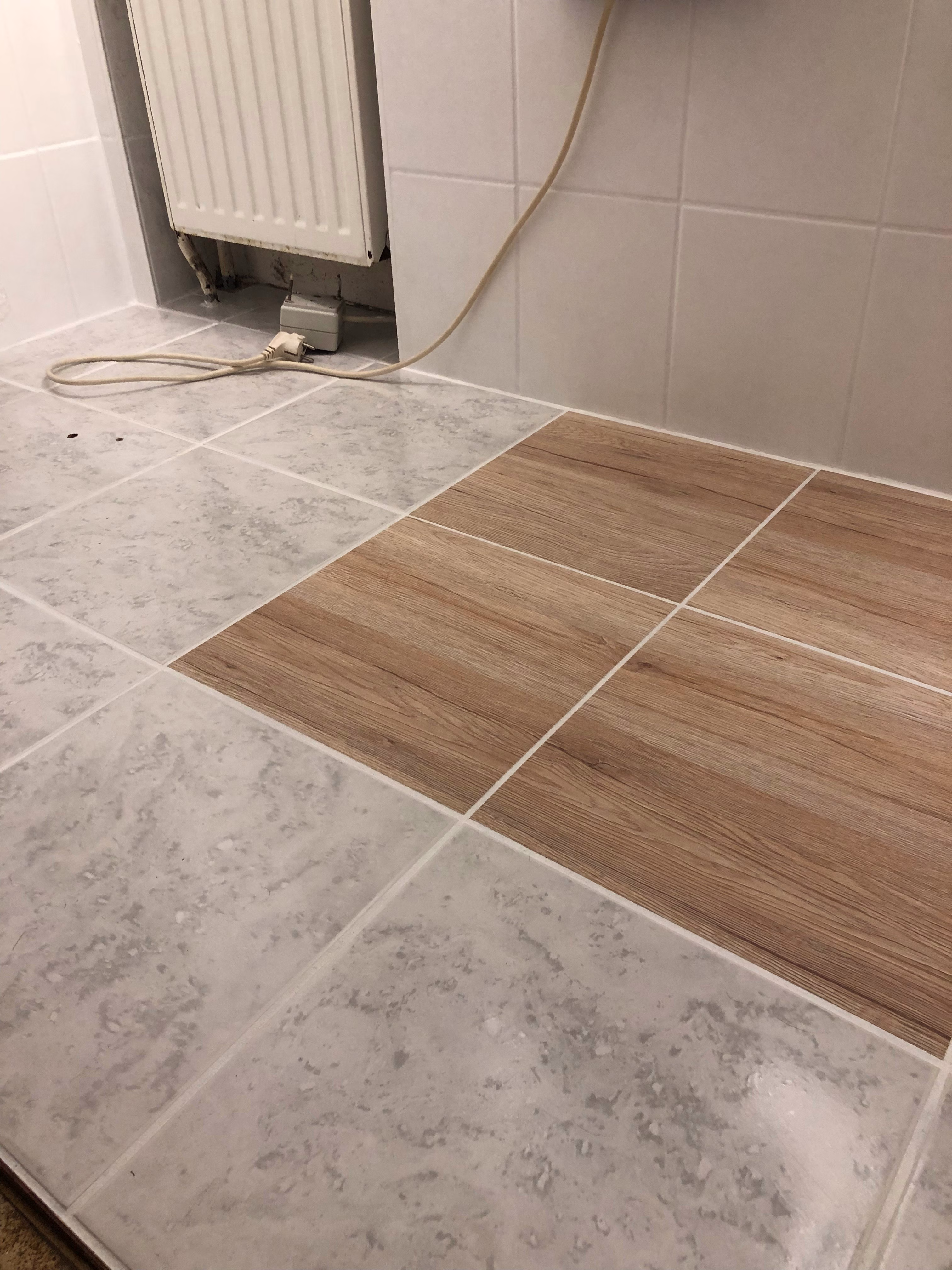 Fliesenfolie auf dem Boden im Bad angebracht