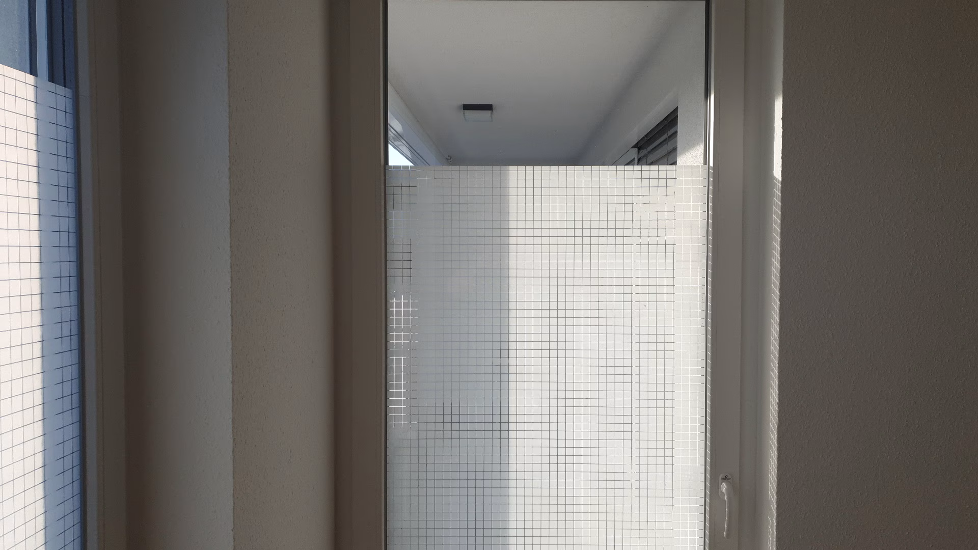 Innenansicht eines Fensters mit Dekorfolie mit weißen Quadrate in 19 mm Größe