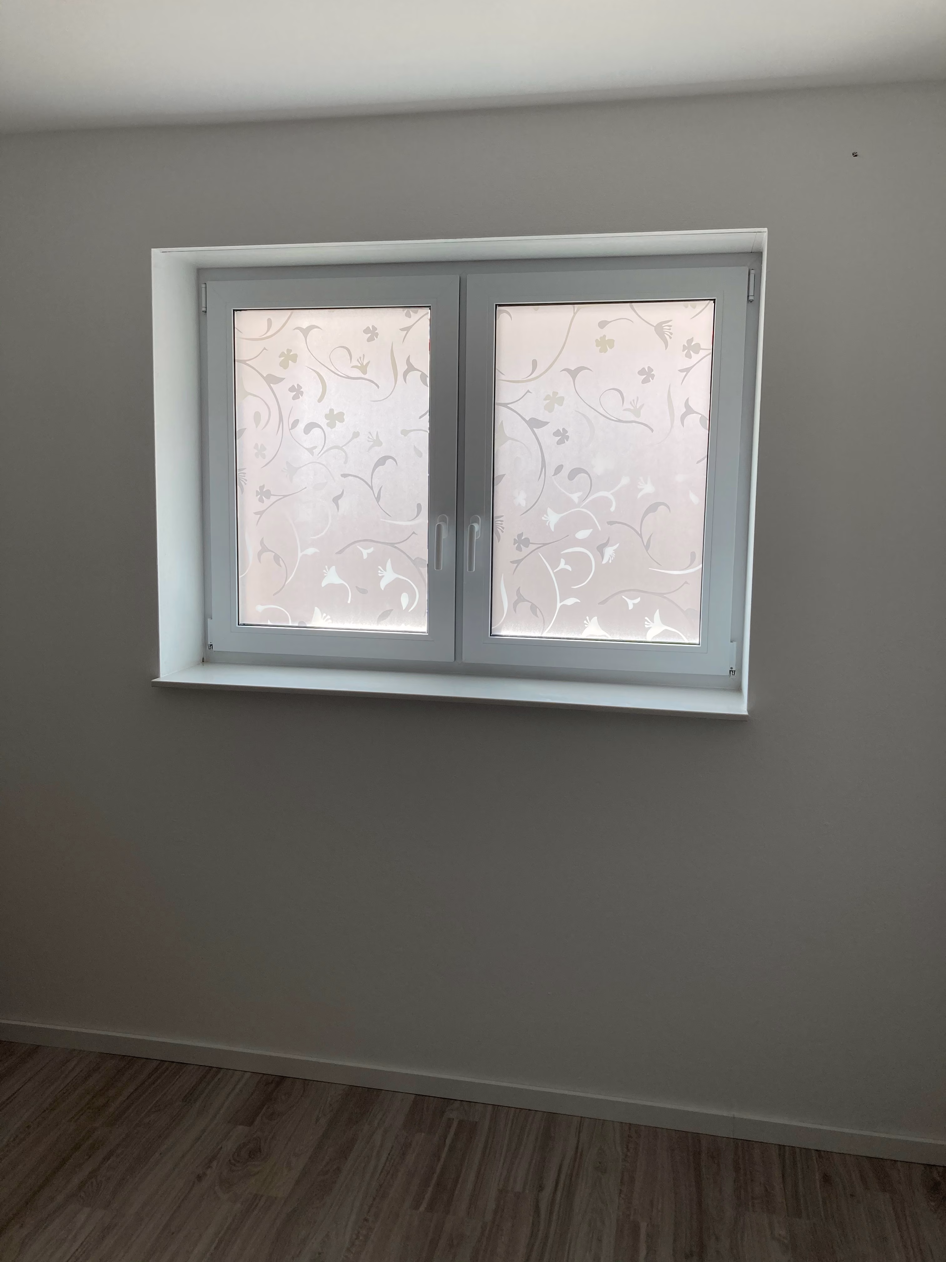 Kleberlose Fensterfolie mit weißen Blumen