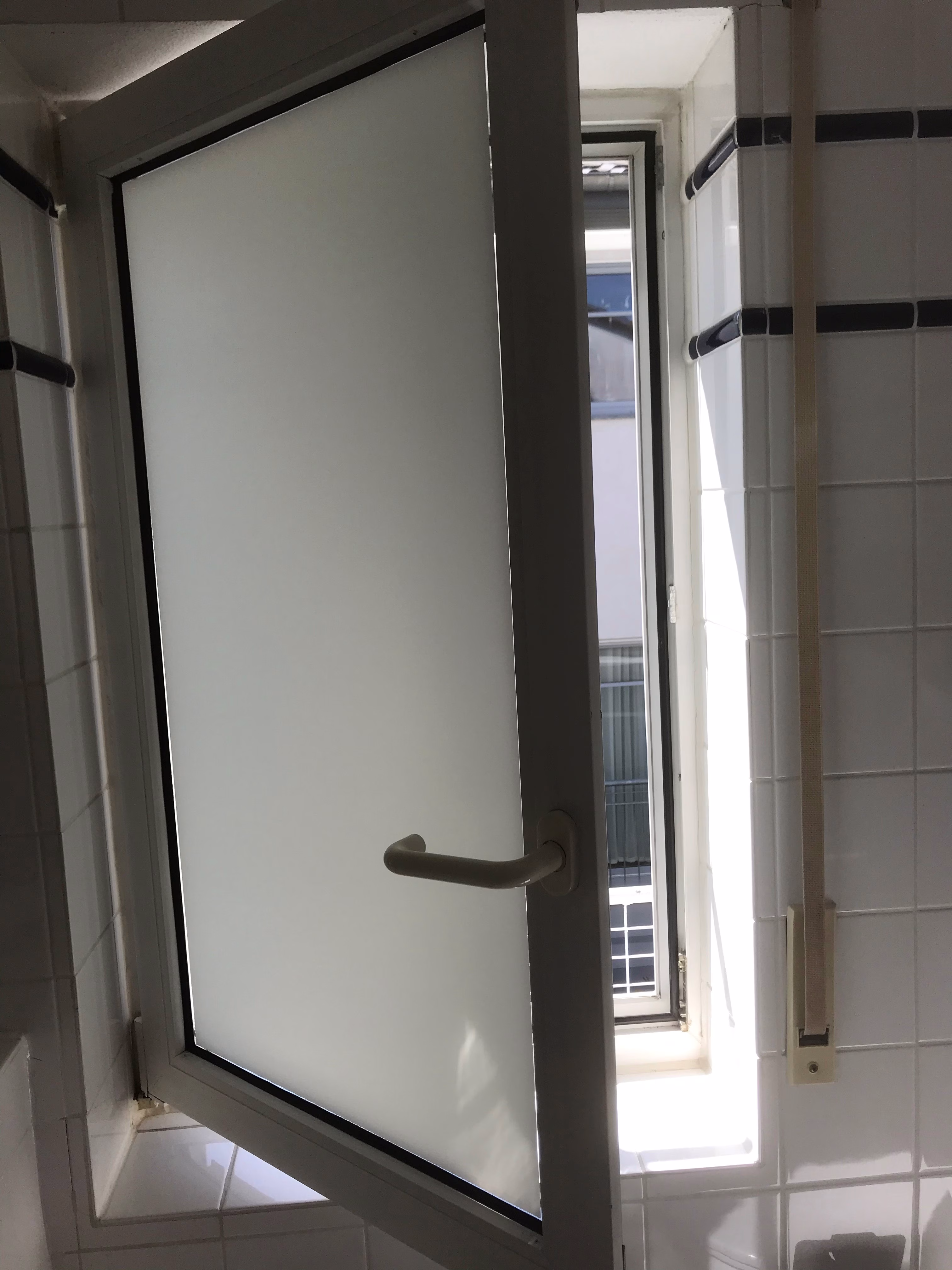 Fensterfolie im Badezimmer weiß matt blickdicht Fensterfolie im Badezimmer weiß matt blickdicht